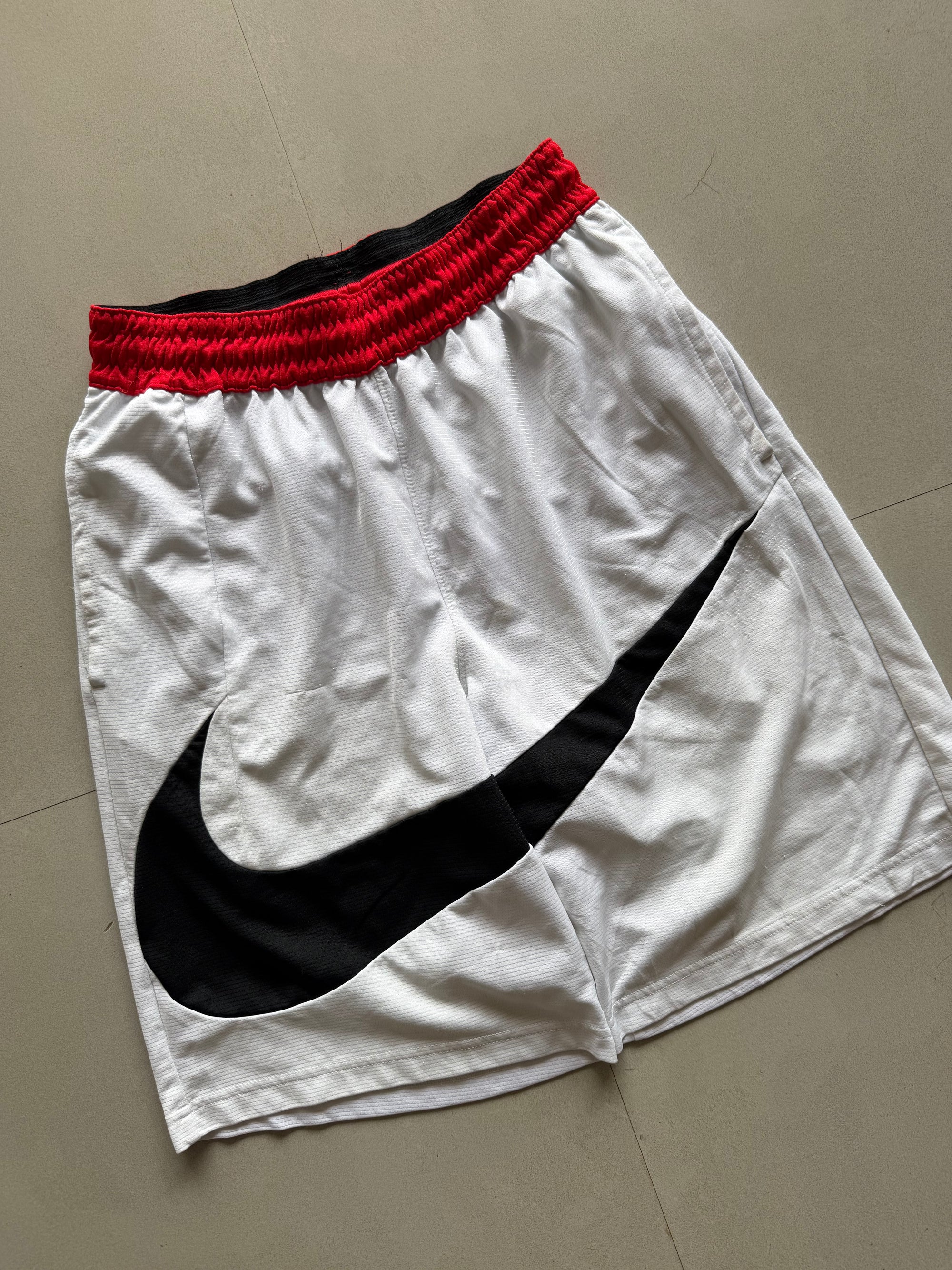 NIKE BIG SWOOSH SHORTS - M