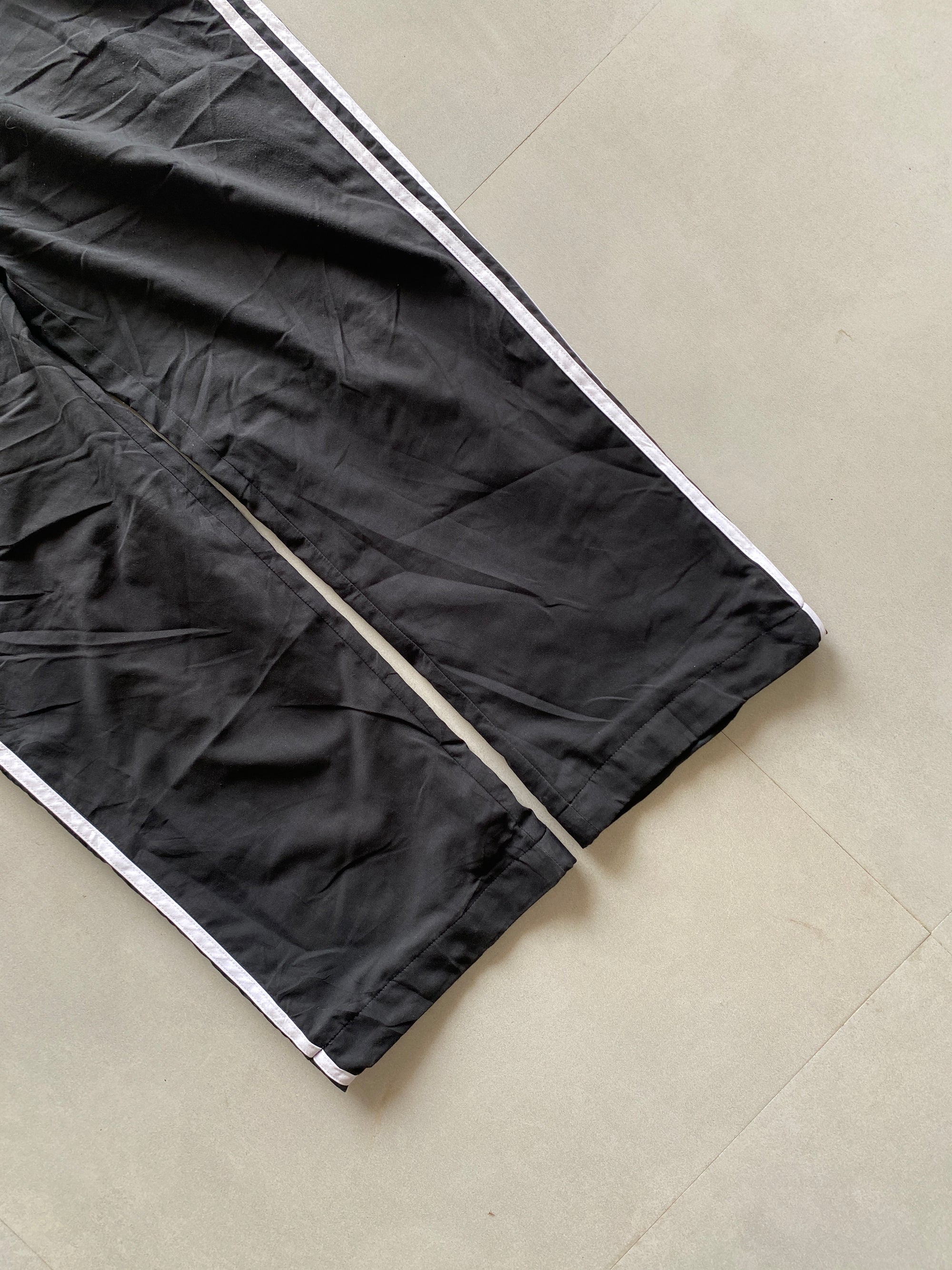 ADIDAS STRIPED BAGGY TRACK PANT - M