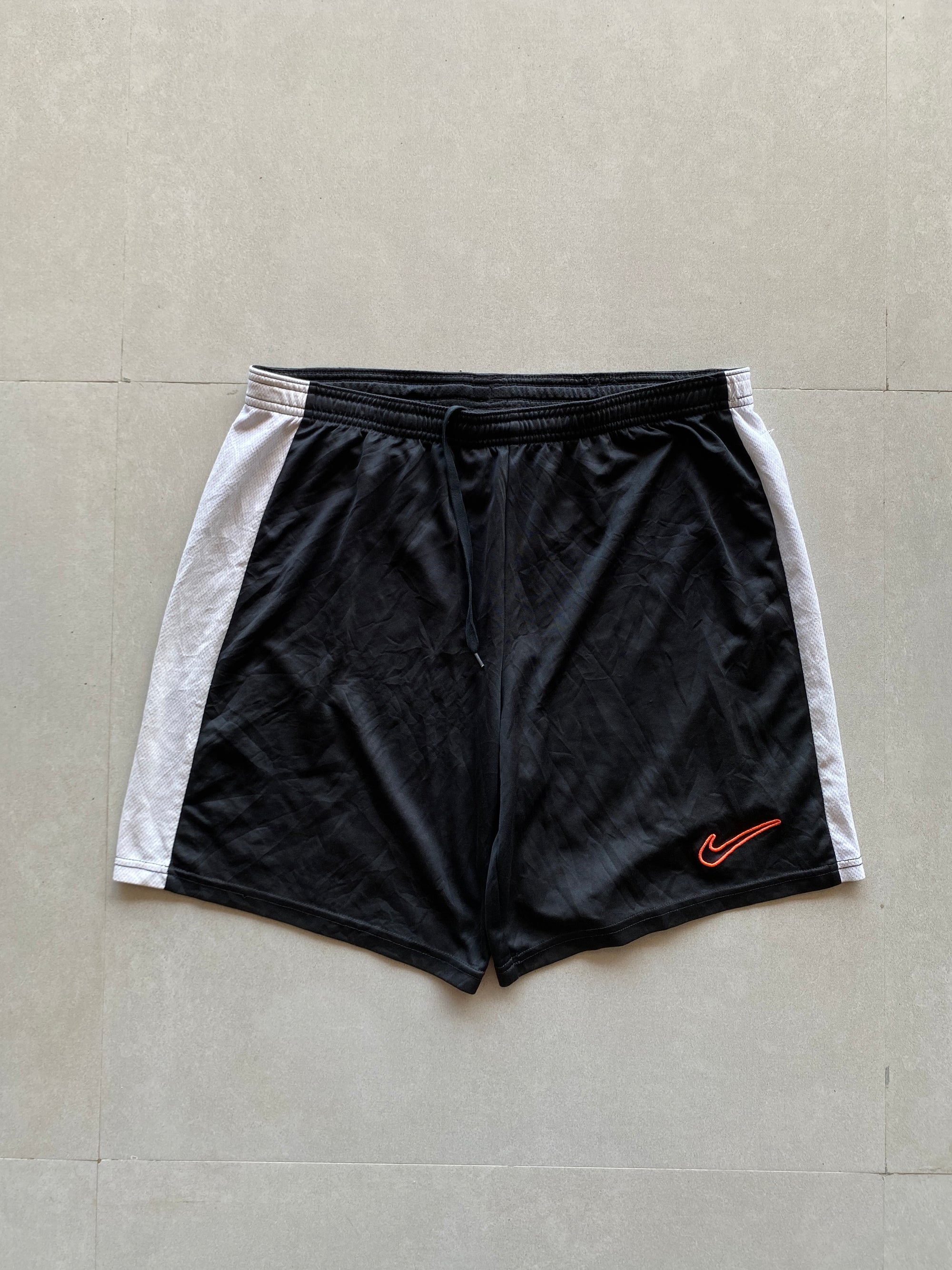 NIKE SHORTS -L