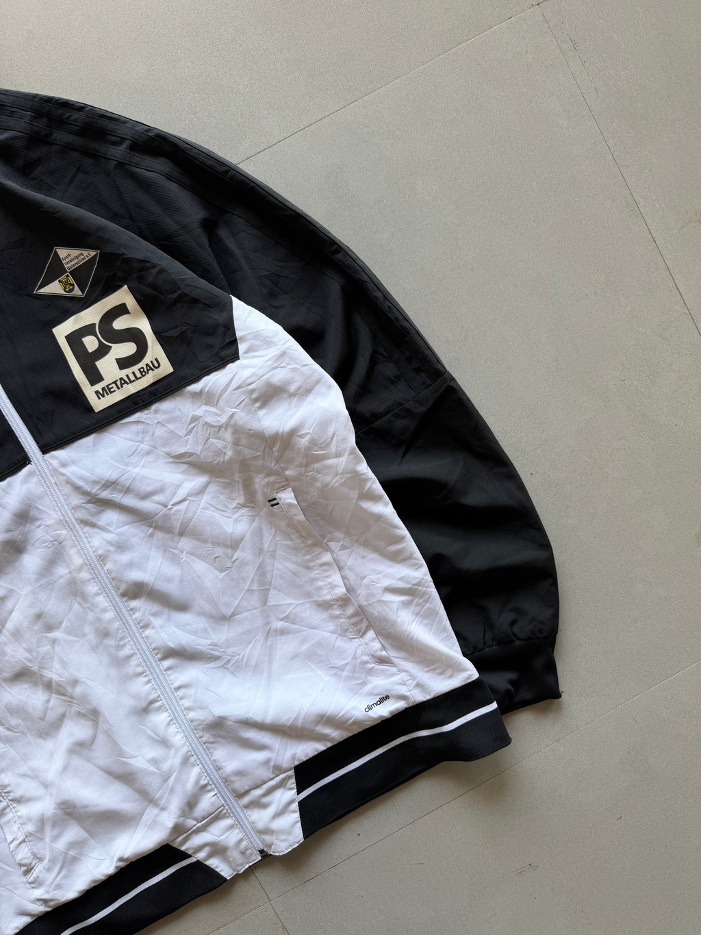 ADIDAS HOODED JACKET - L