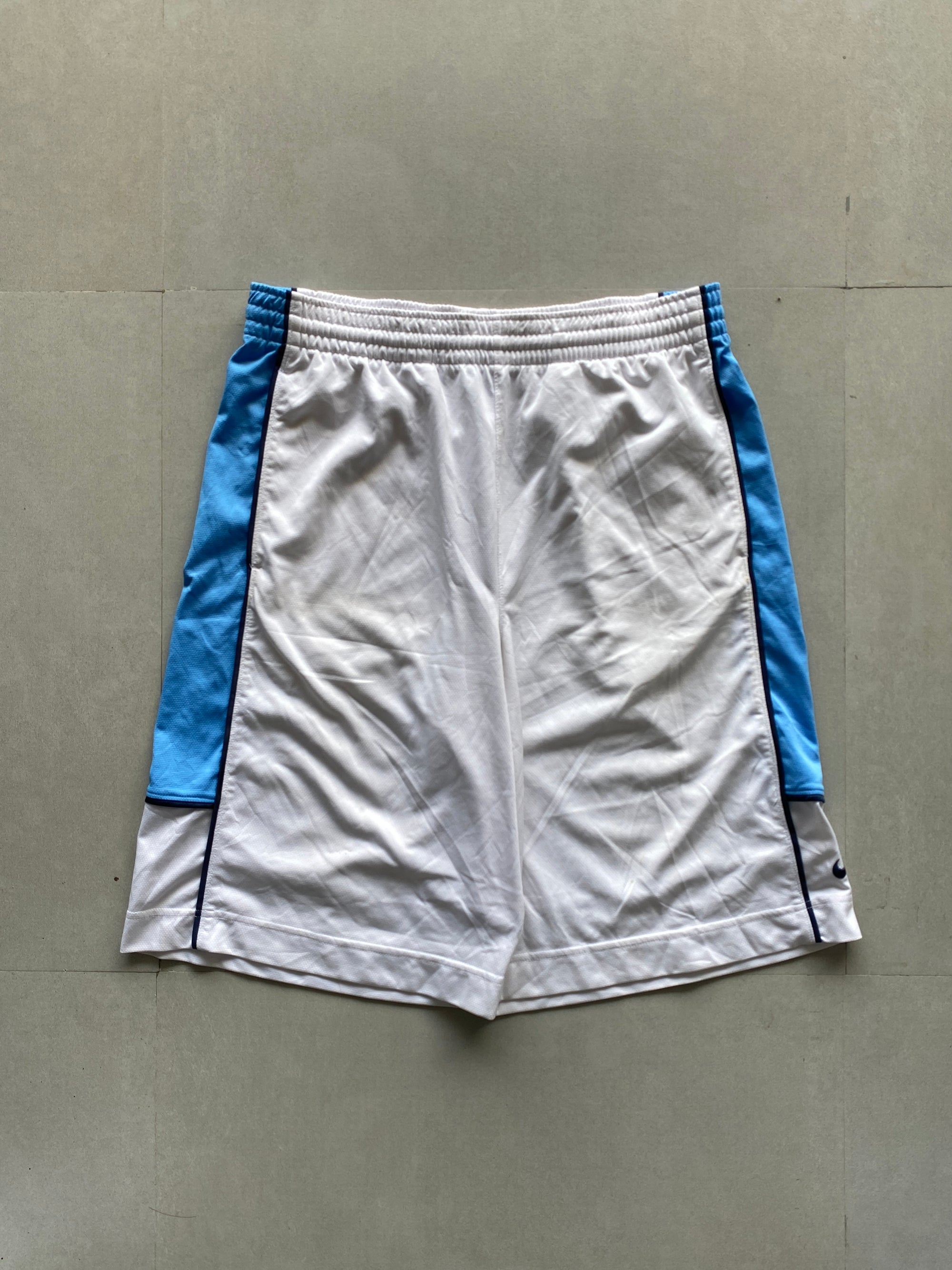 NIKE BASKETBALL SHORTS - L