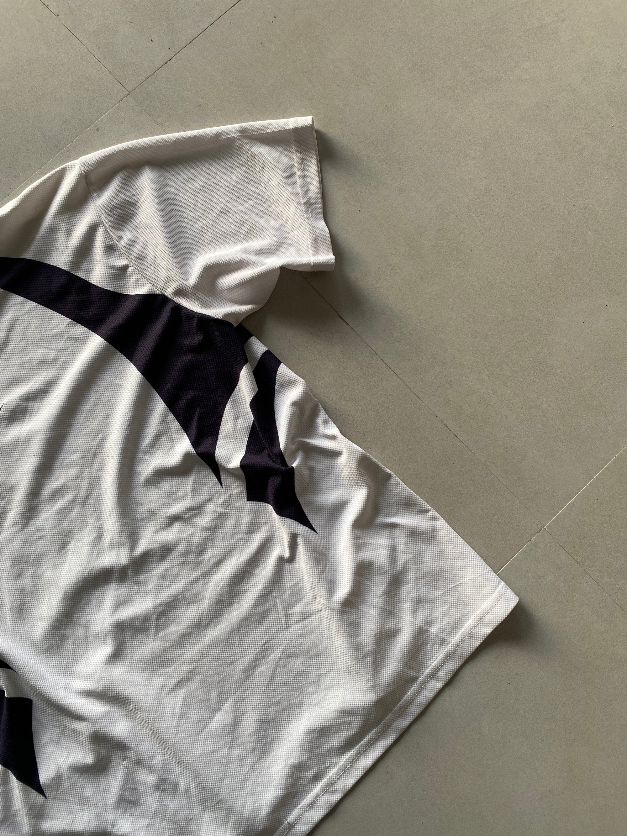 NIKE CENTRE SWOOSH DRI-FIT TEE - M