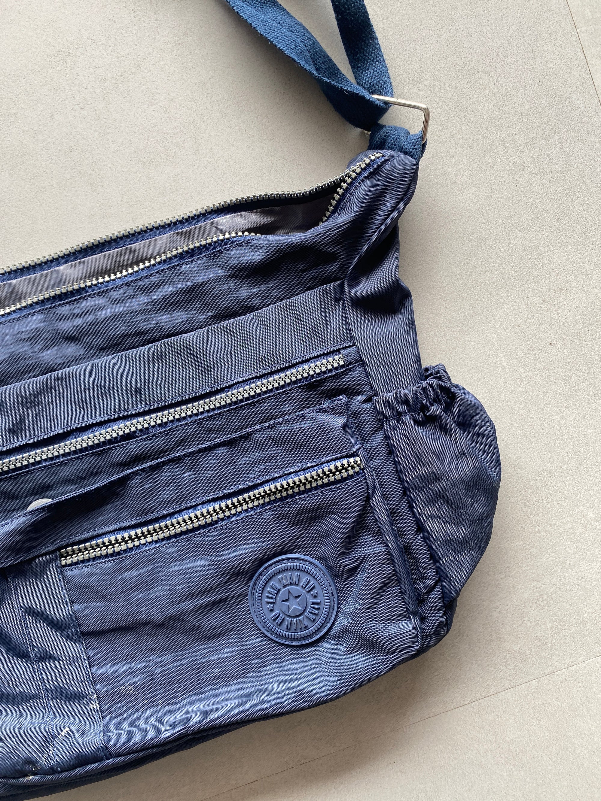 LIAN XIAN NU SLING BAG