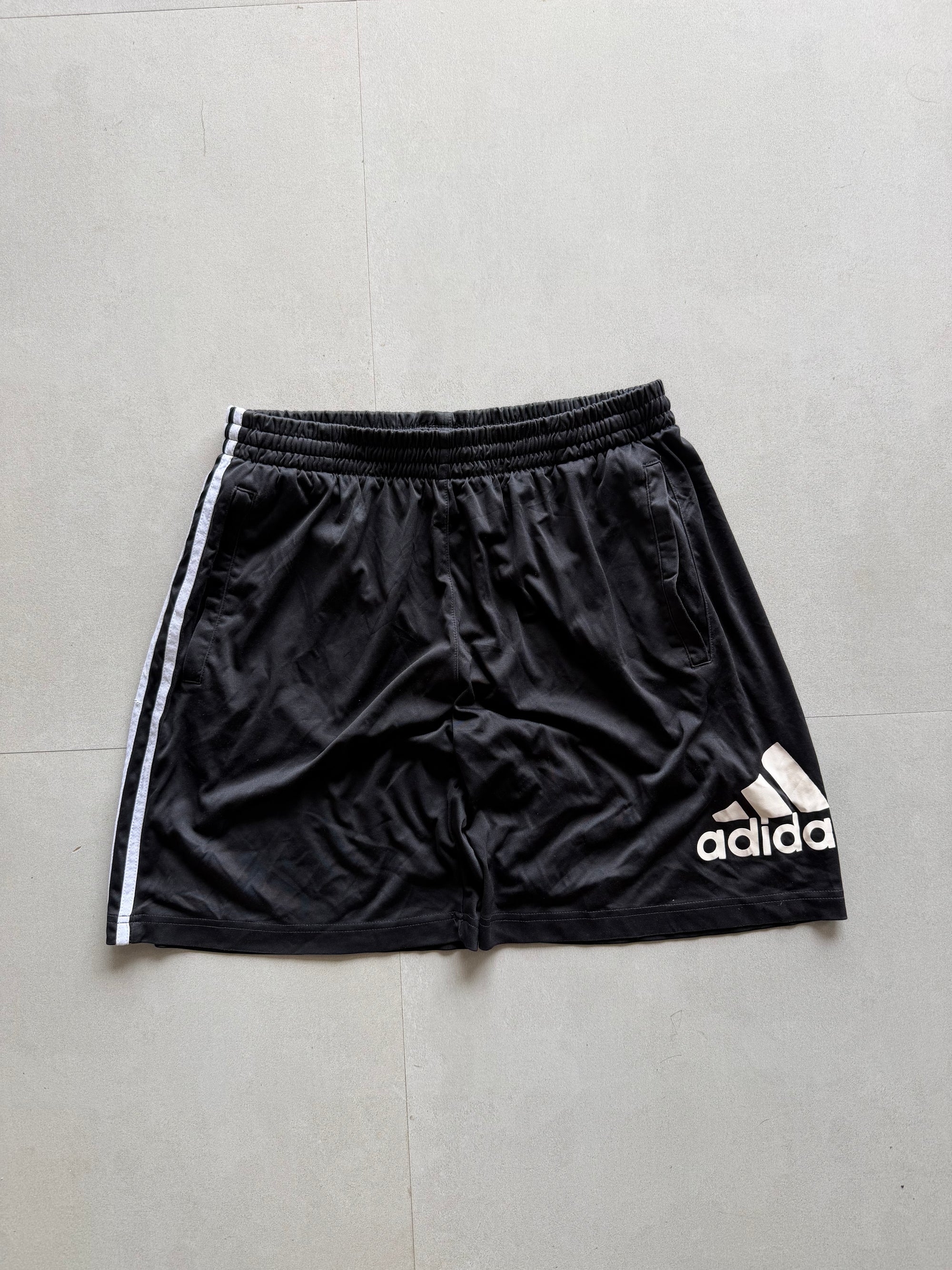ADIDAS BIG LOGO SHORTS - M