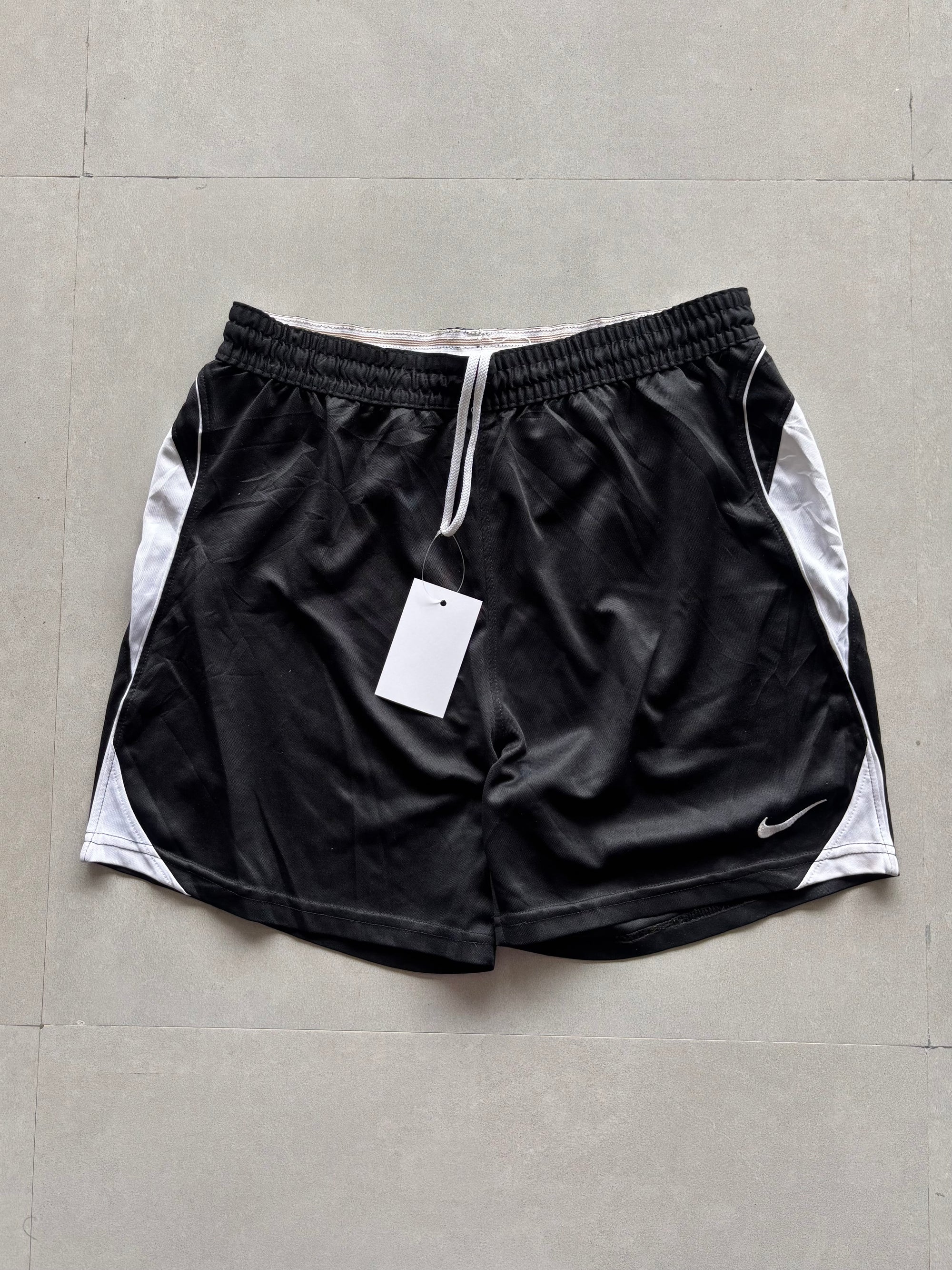 NIKE VINTAGE SHORTS - M