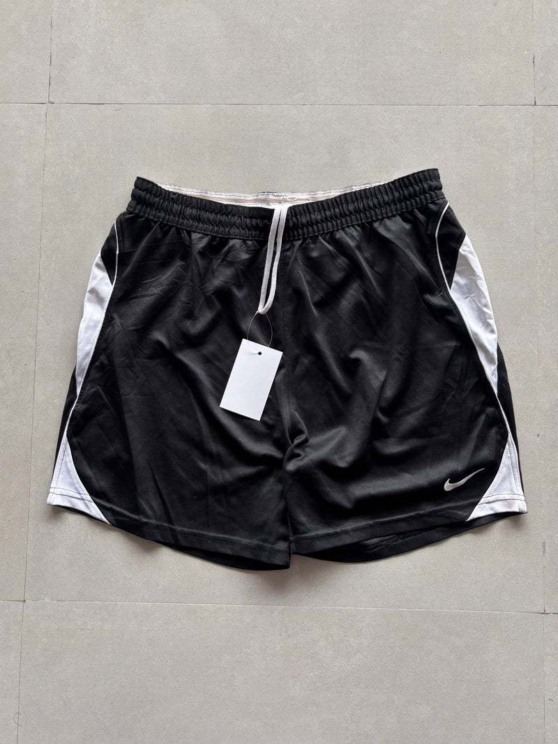 NIKE VINTAGE SHORTS - M