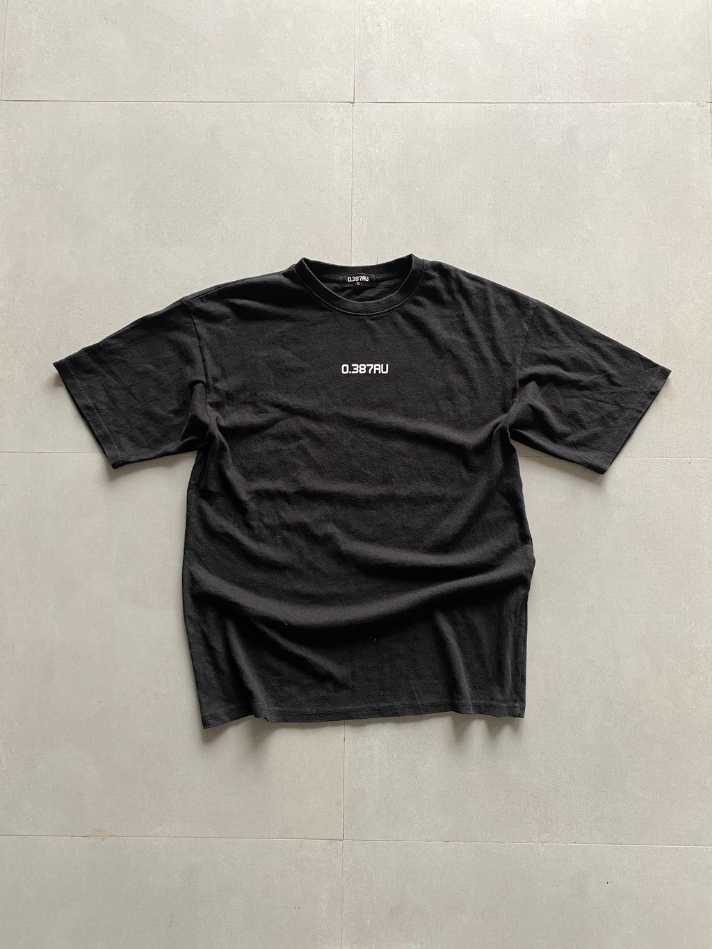 0.387AU BACK HIT TEE - L