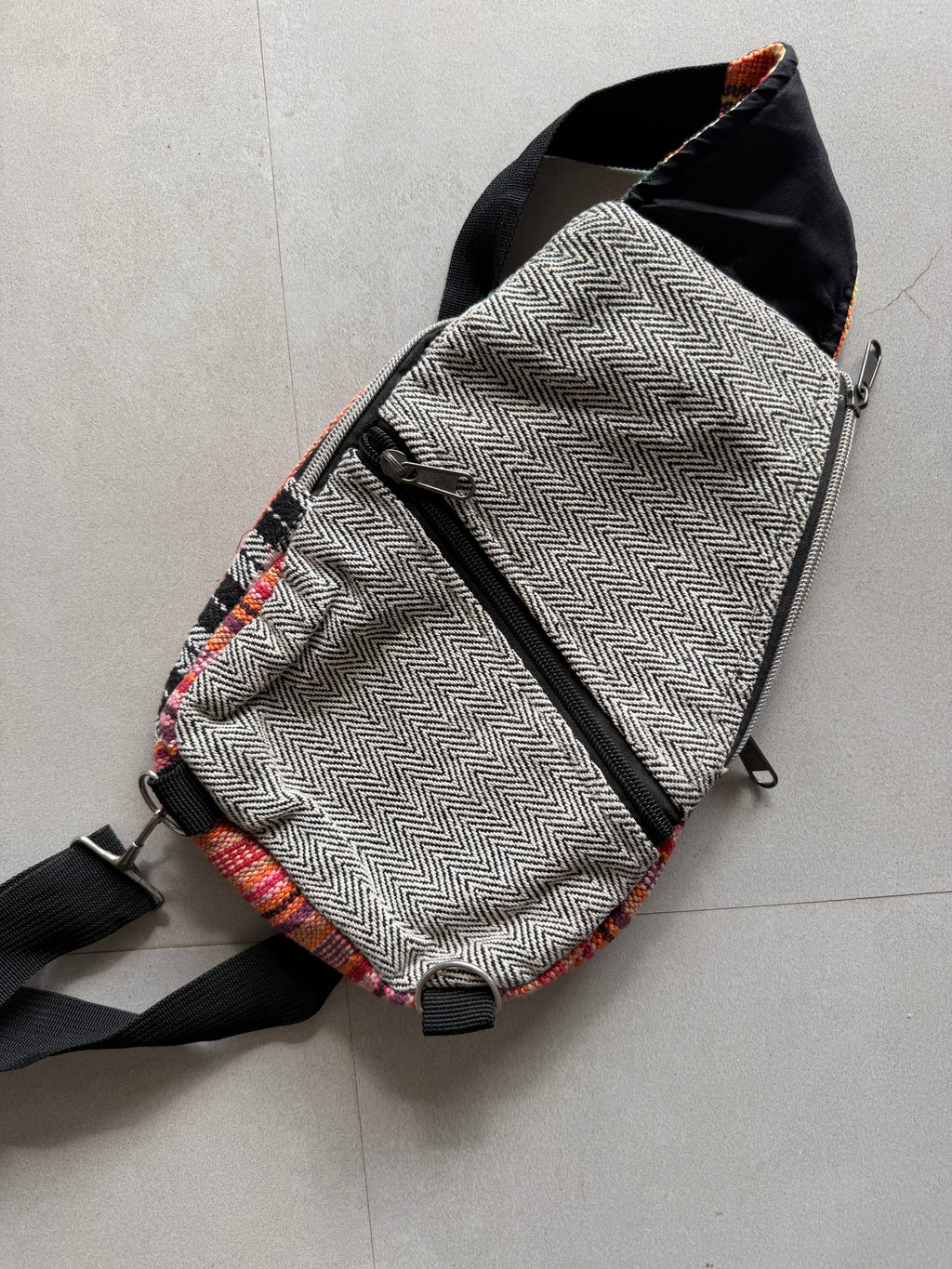 HIPPIE STYLE SLING BAG