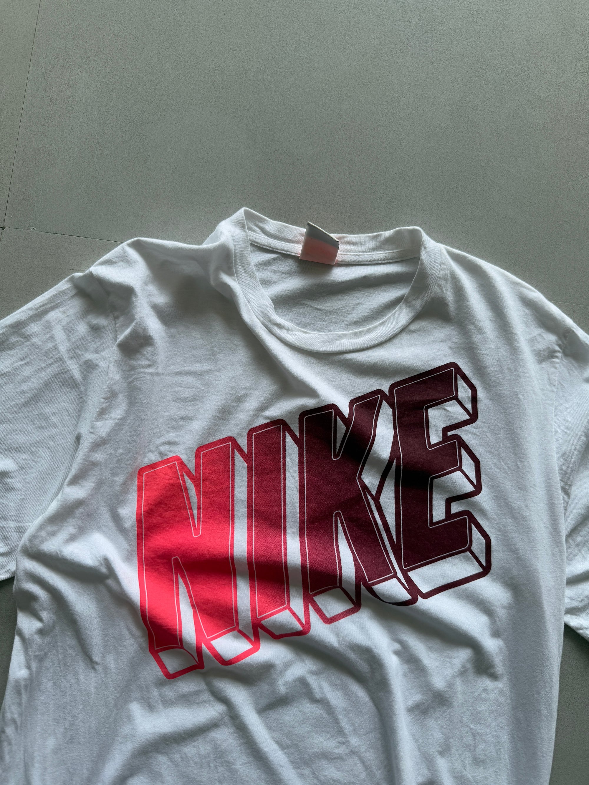 NIKE ATH DPT SPELLOUT TEE - L