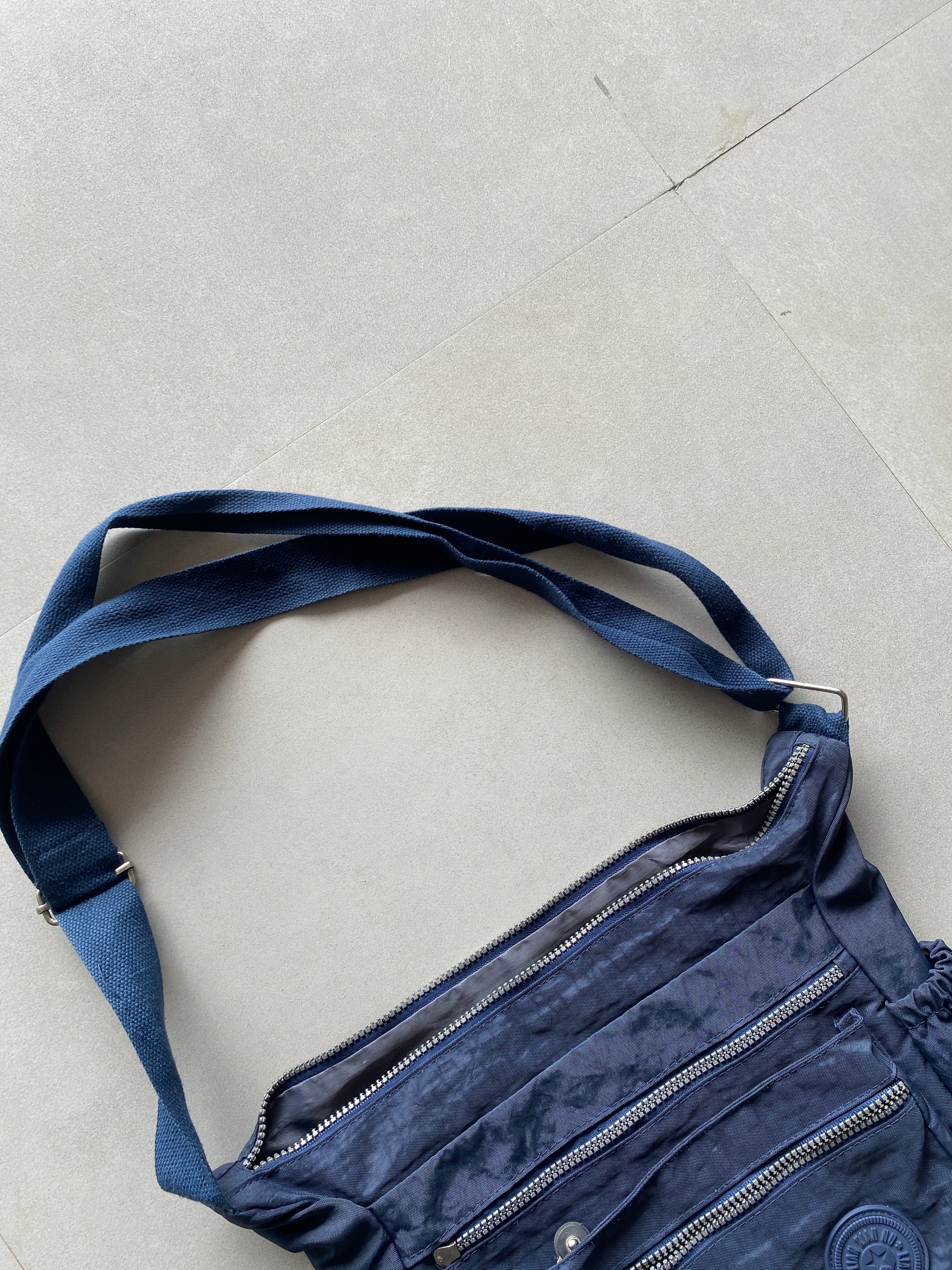LIAN XIAN NU SLING BAG