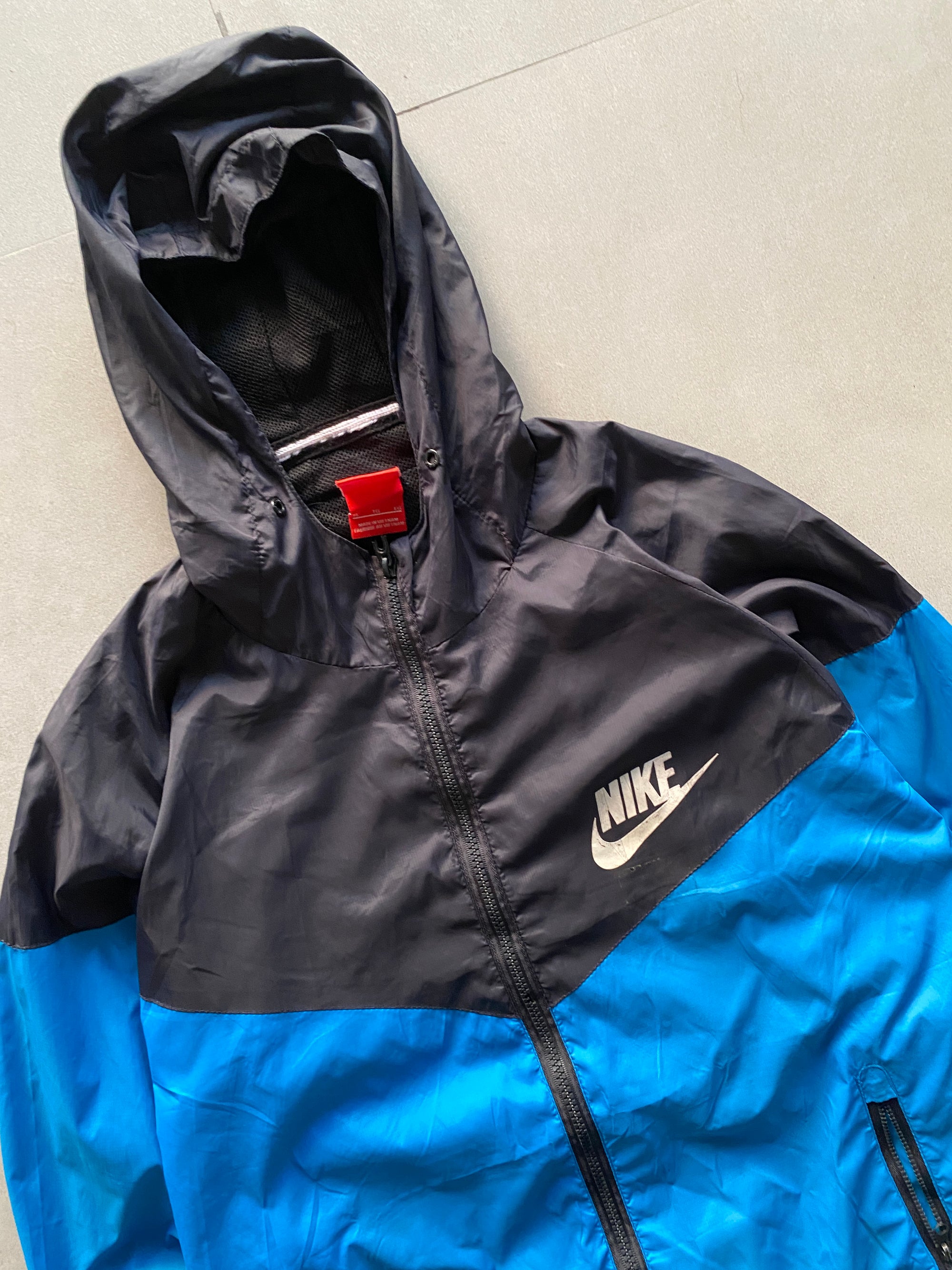 NIKE HOODED JACKET - M