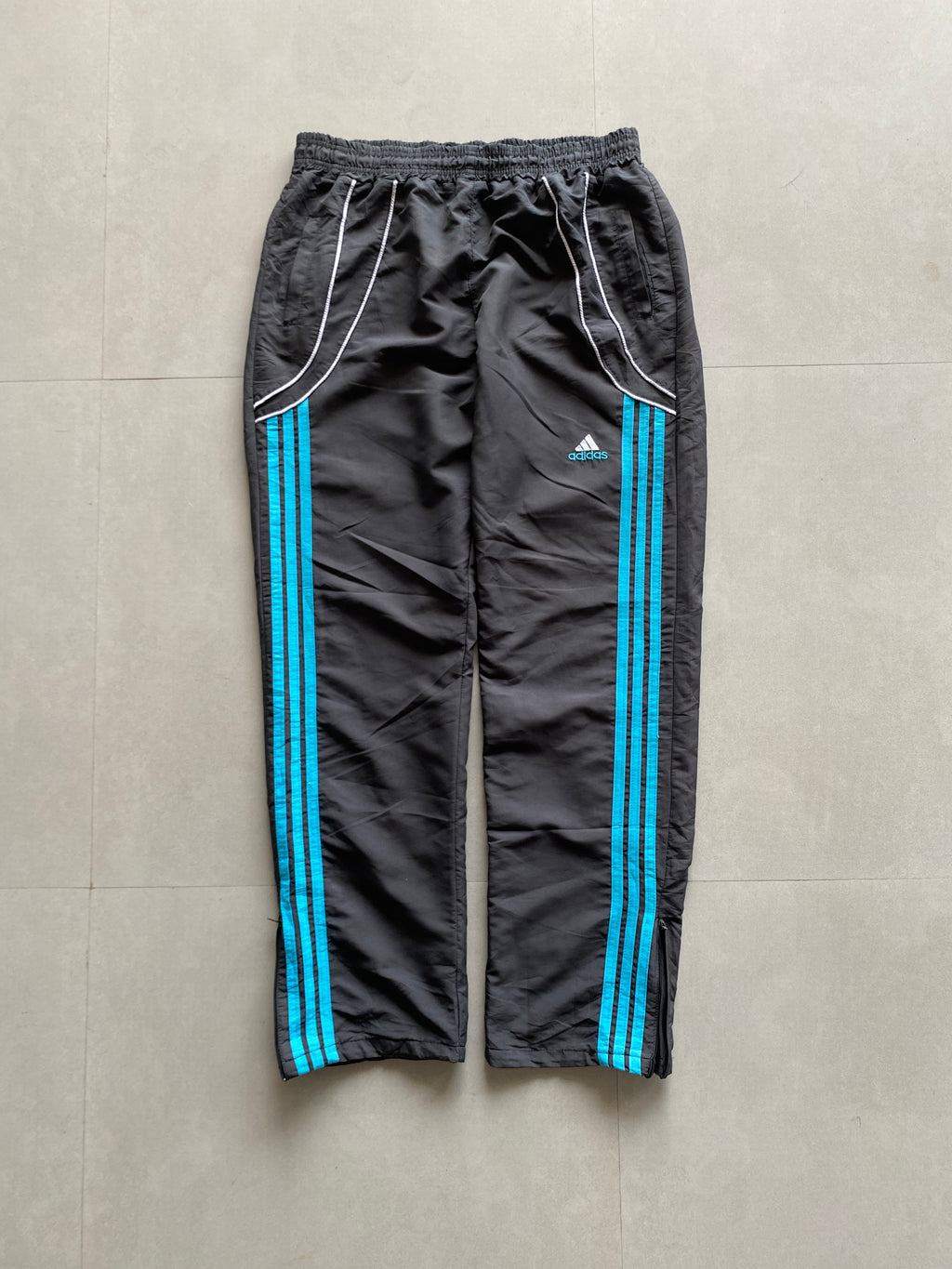 ADIDAS STRIPED BAGGY TRACK PANT - M