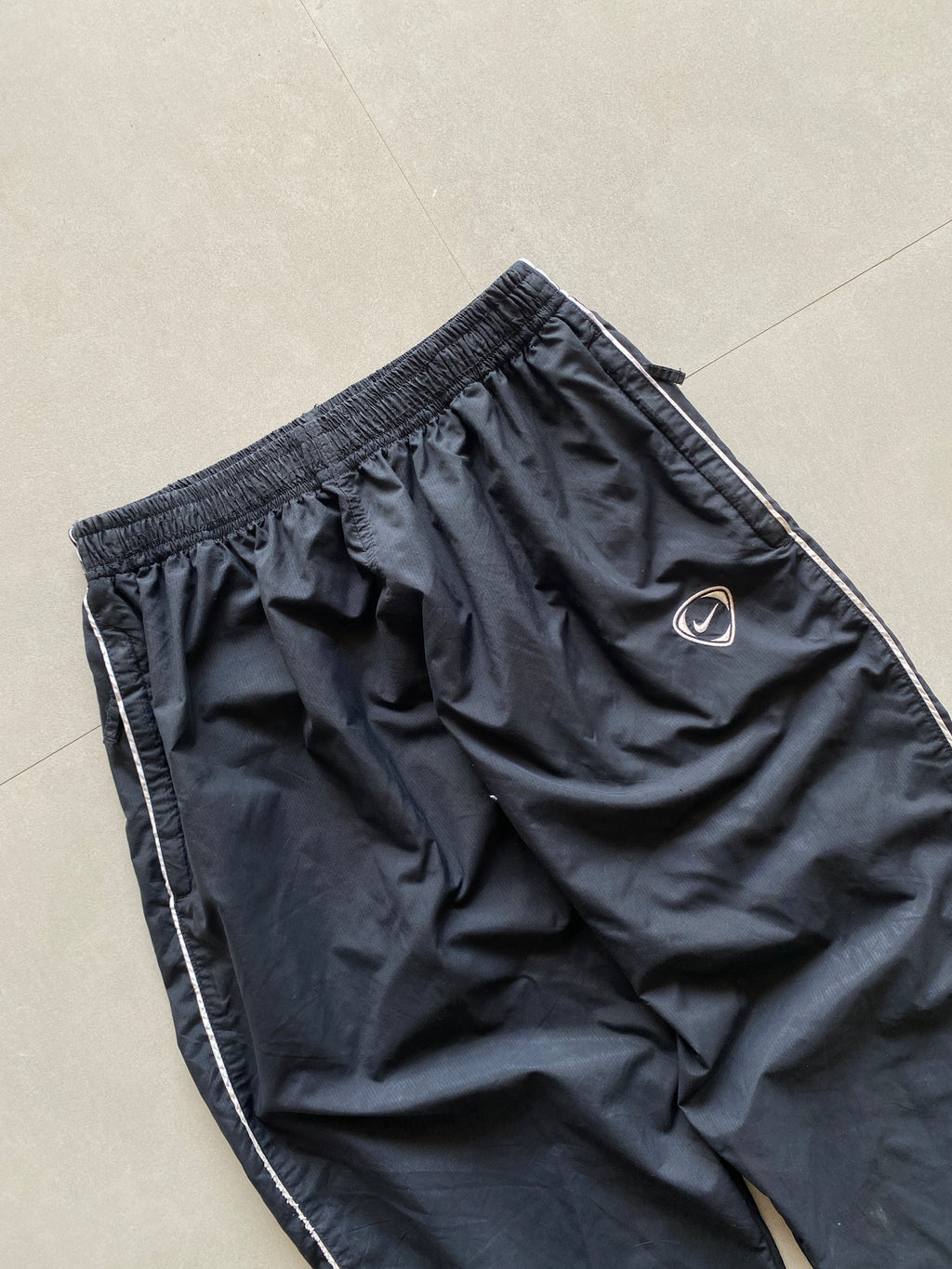 VINTAGE NIKE TRACK PANT - M