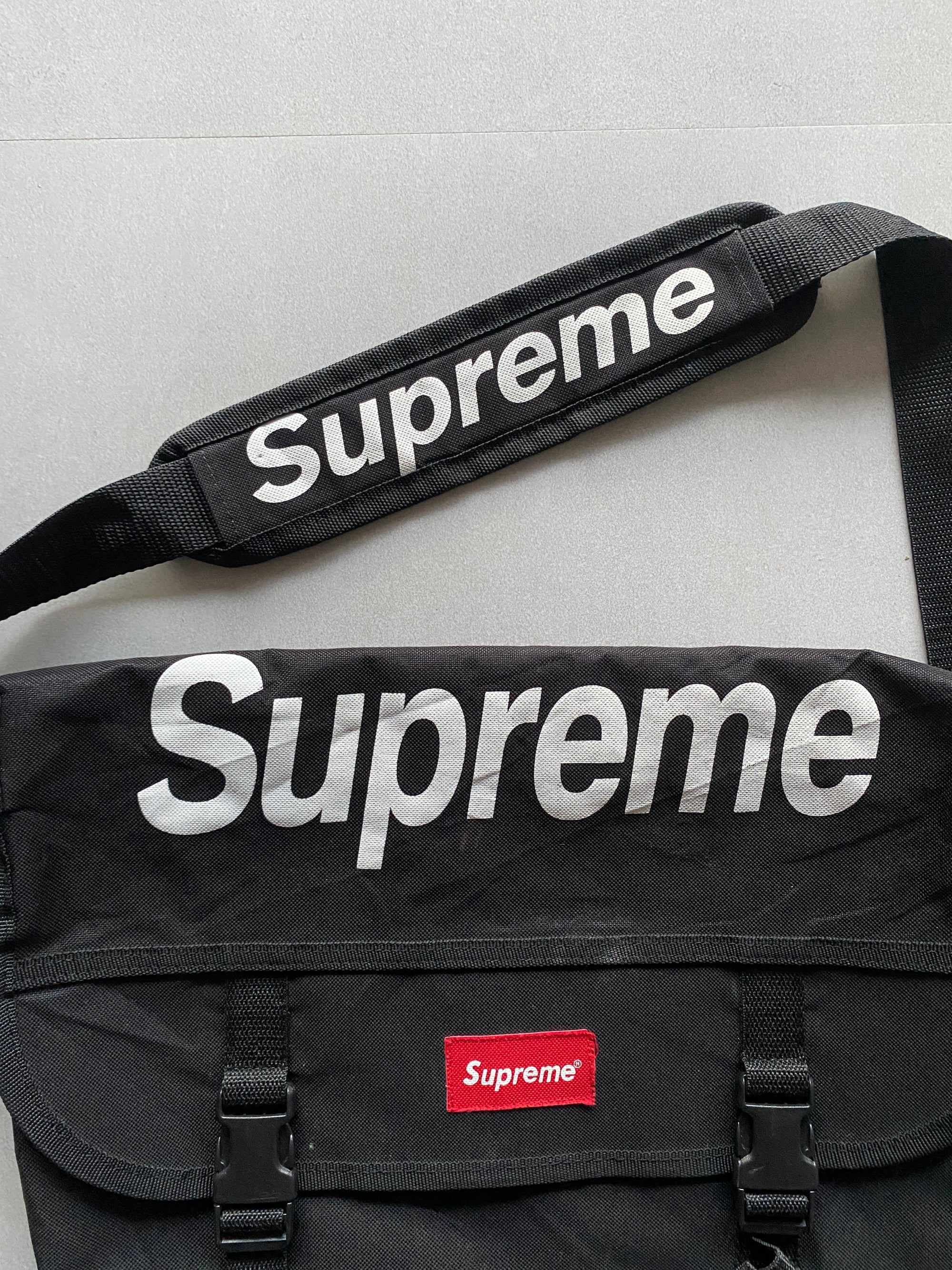 SUPREME SLING BAG