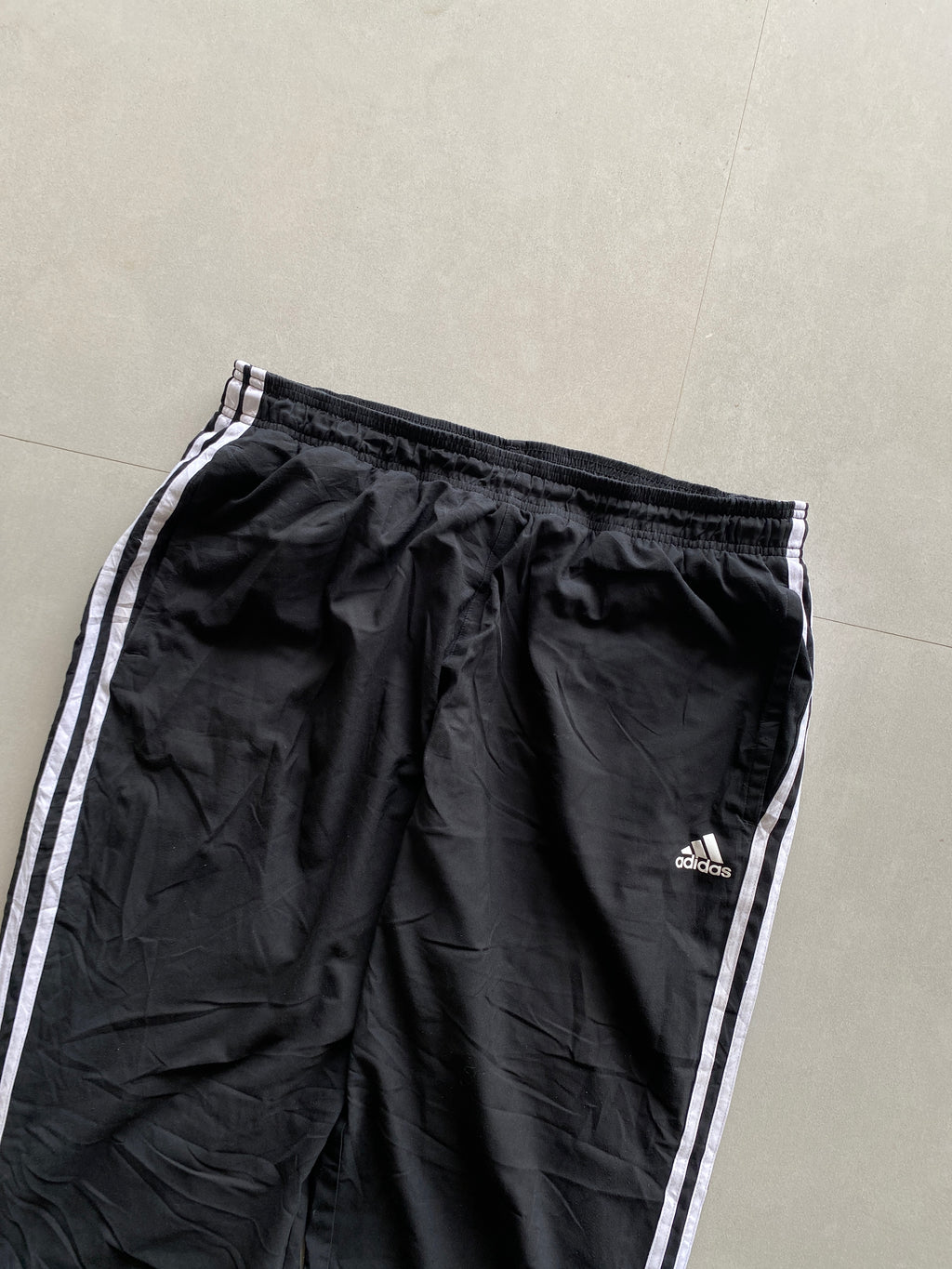ADIDAS STRIPED BAGGY TRACK PANT - M