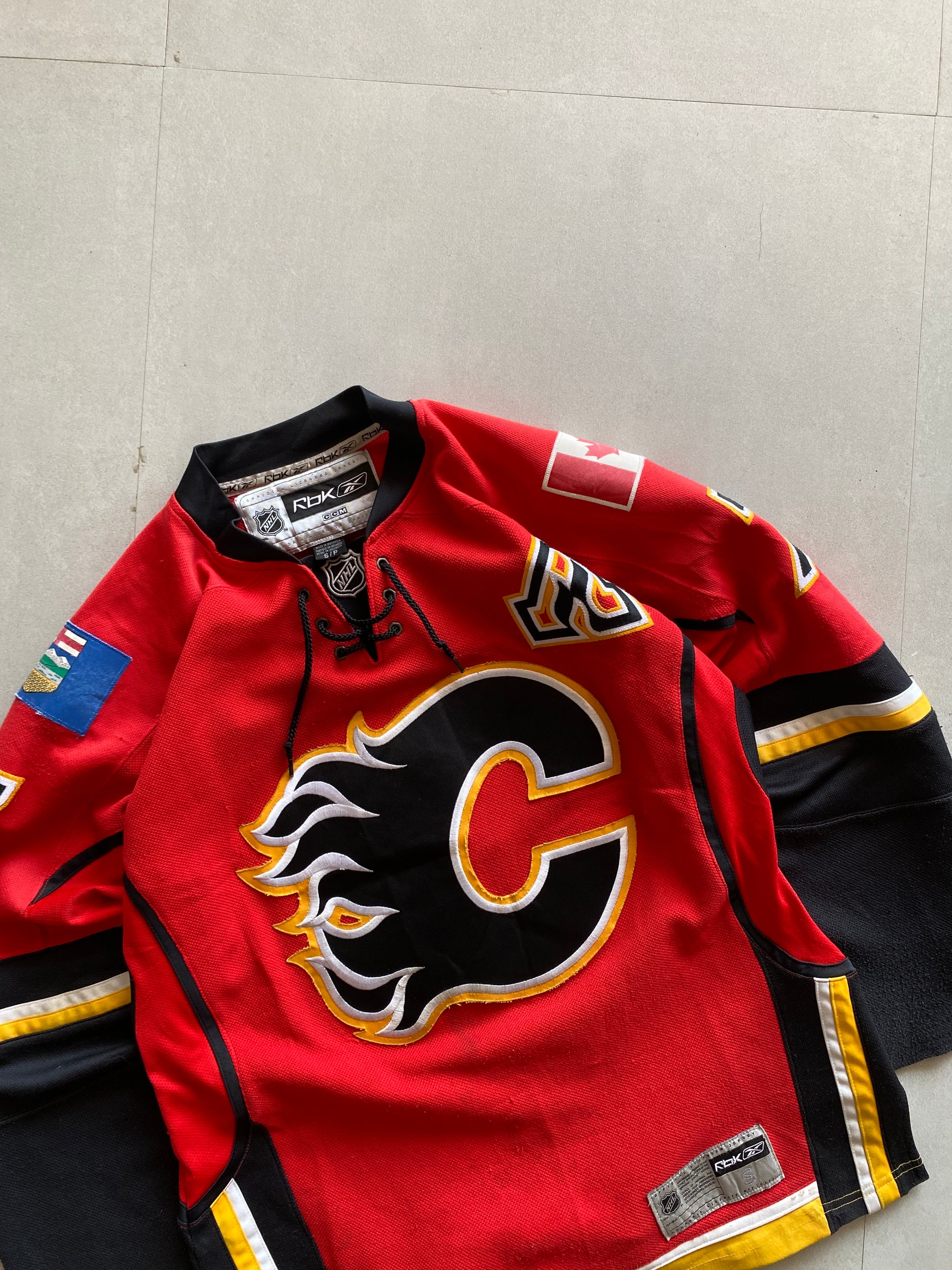 REEBOK CALGARY FLAMES HOCKEY JERSEY - L