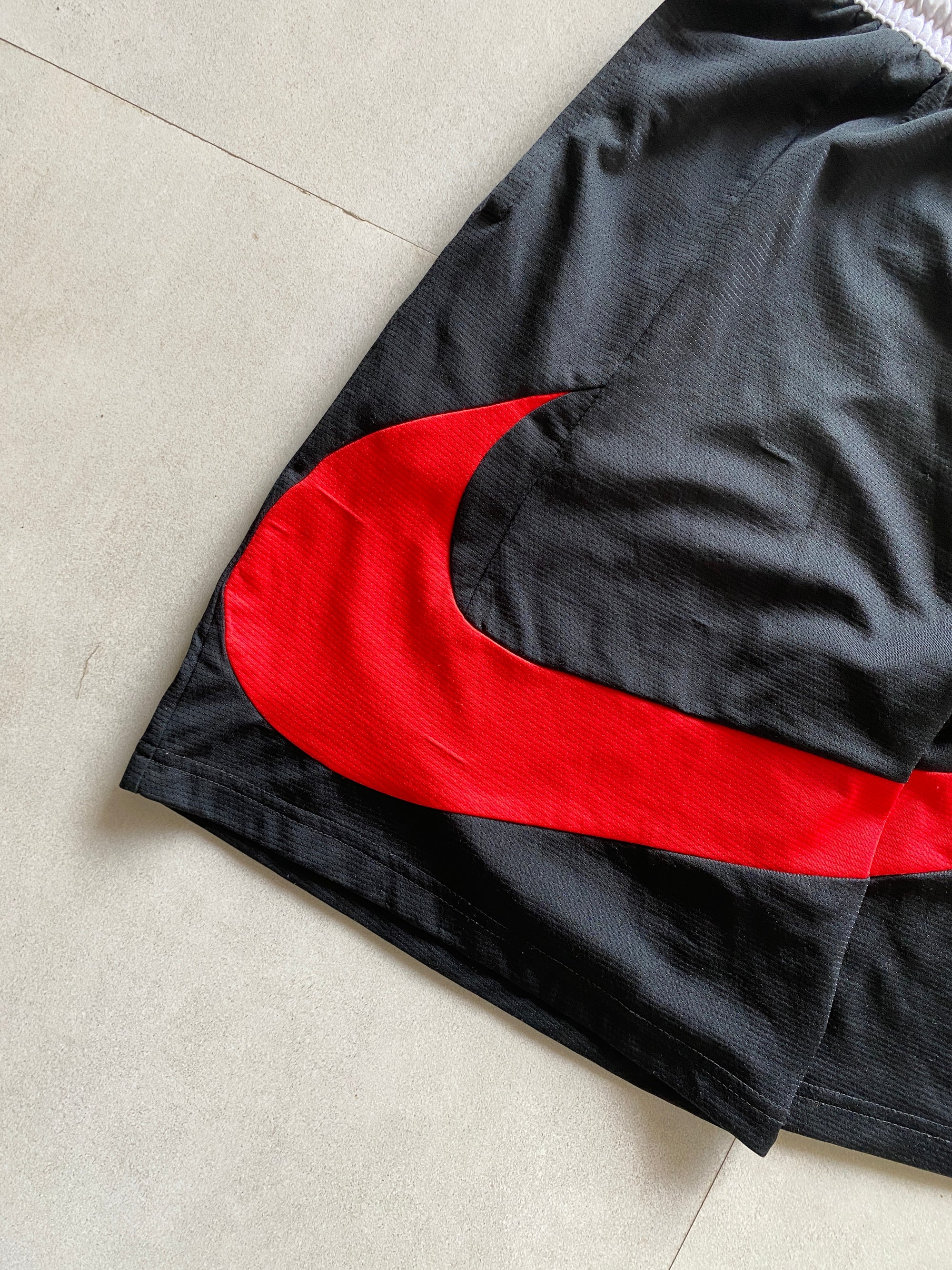 NIKE BIG SWOOSH SHORTS - M