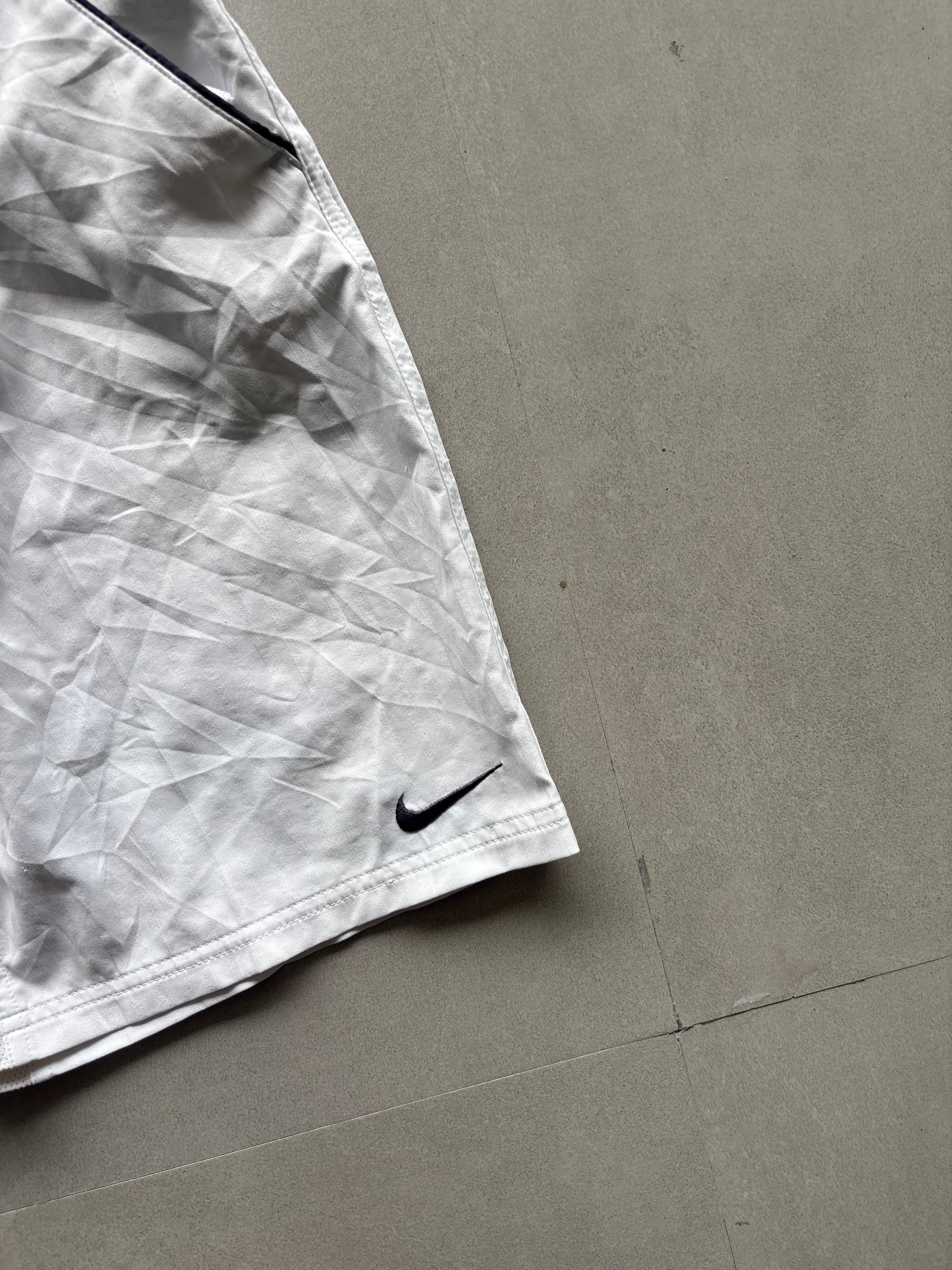 NIKE WHITE SHORTS - M