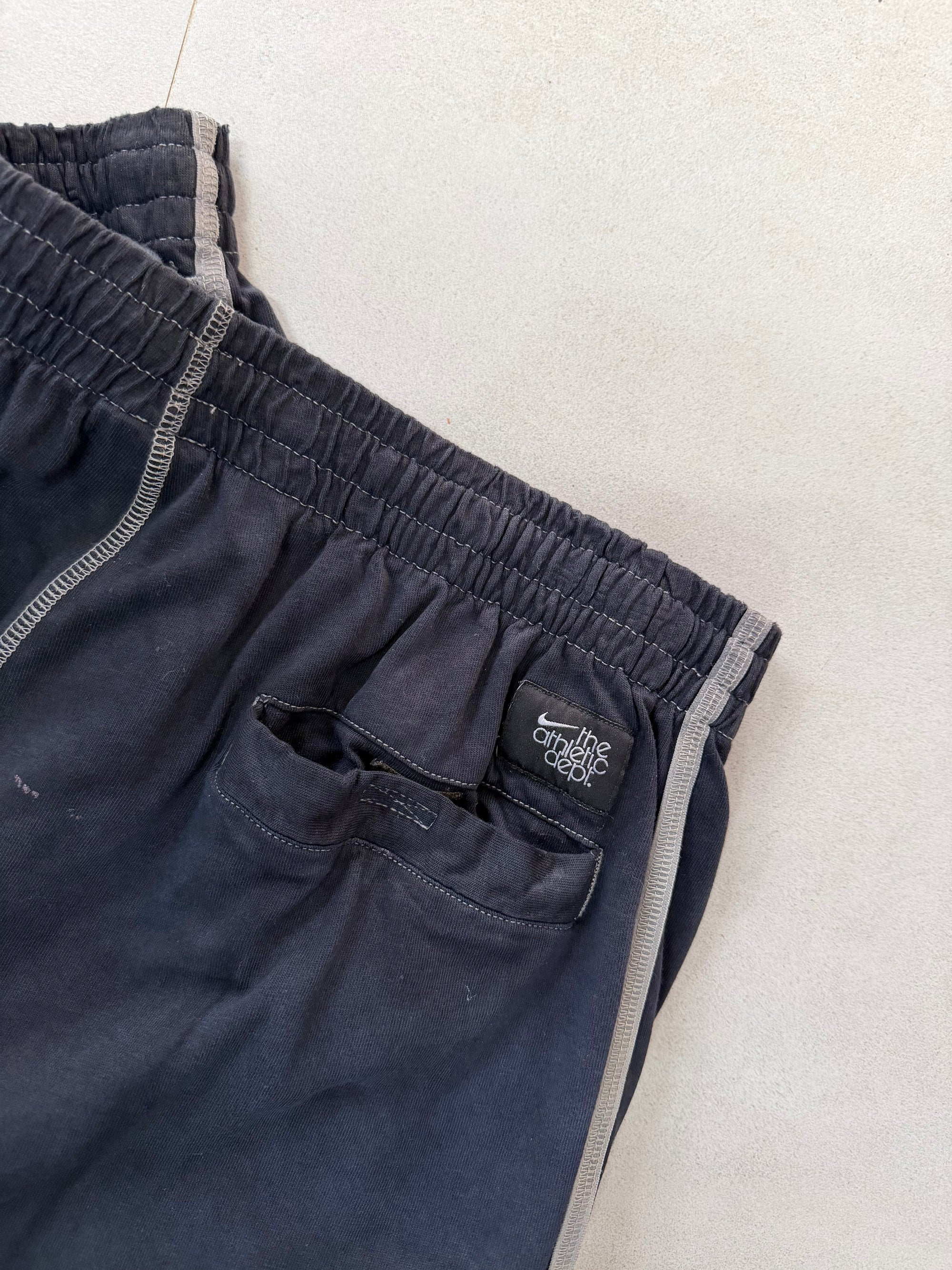 NIKE ATH SWEAT SHORTS - M
