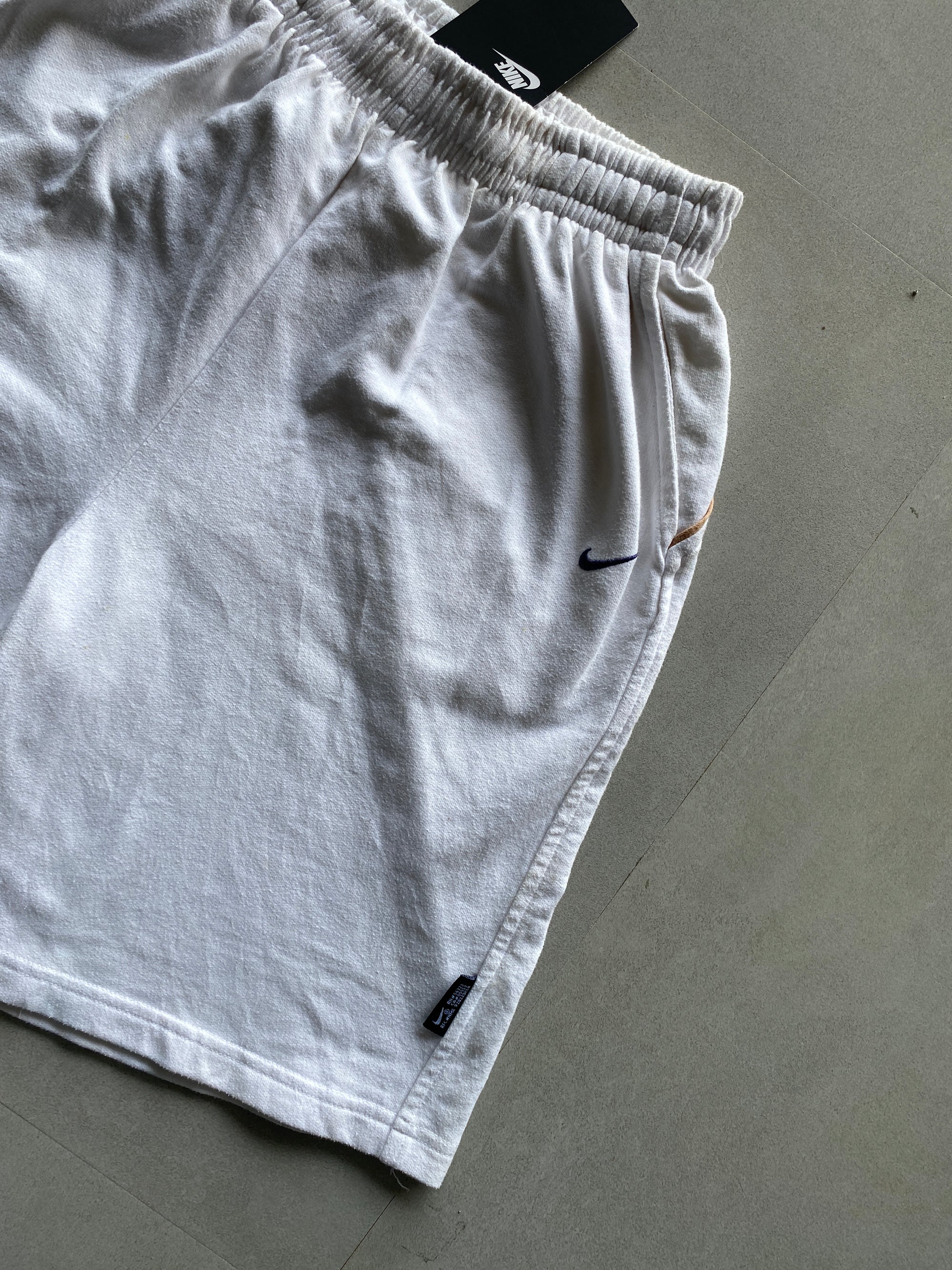 NIKE SHORTS WITH TAGS - M
