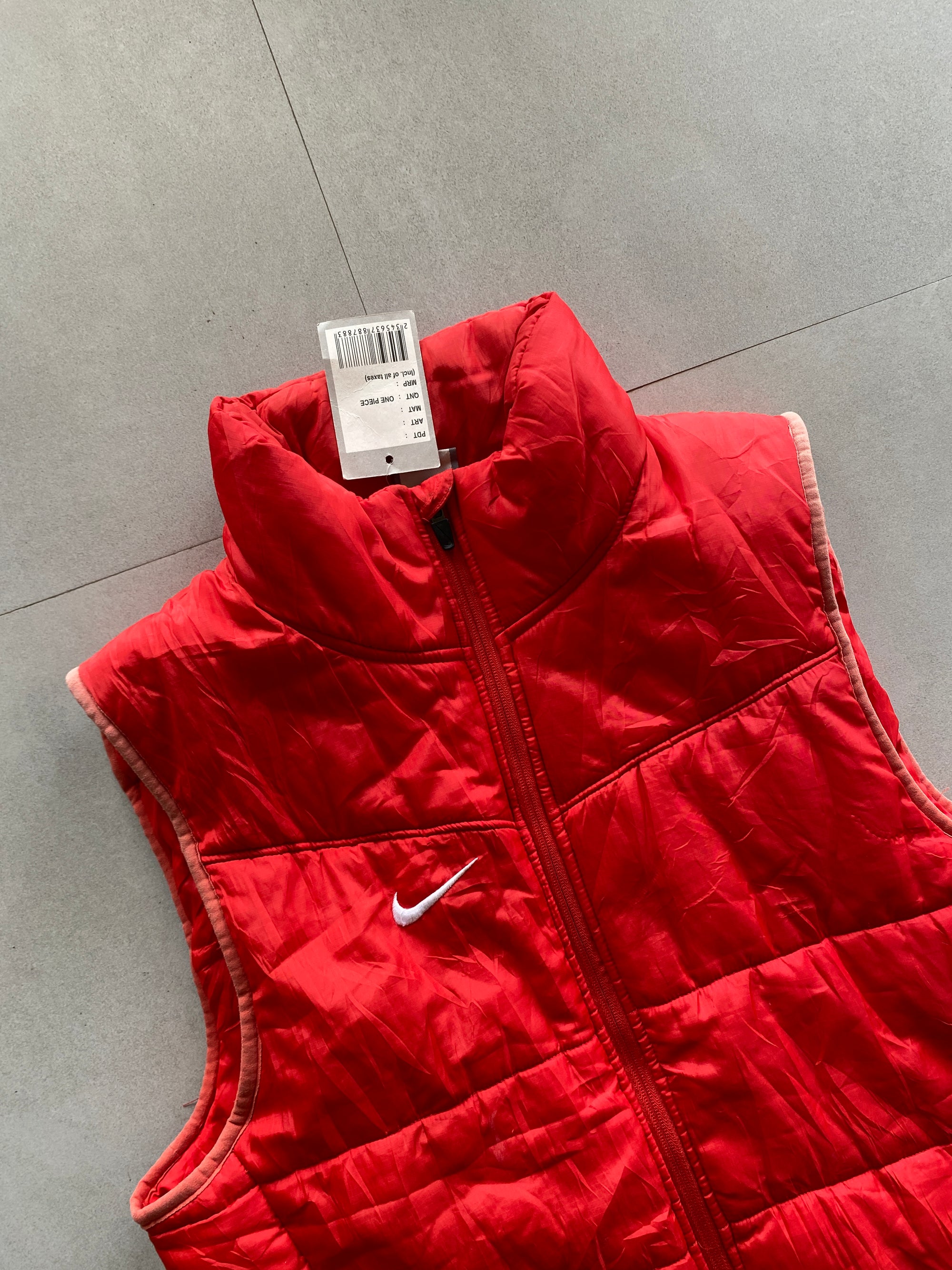 NIKE SLEEVE LESS PUFFER JACKET - M