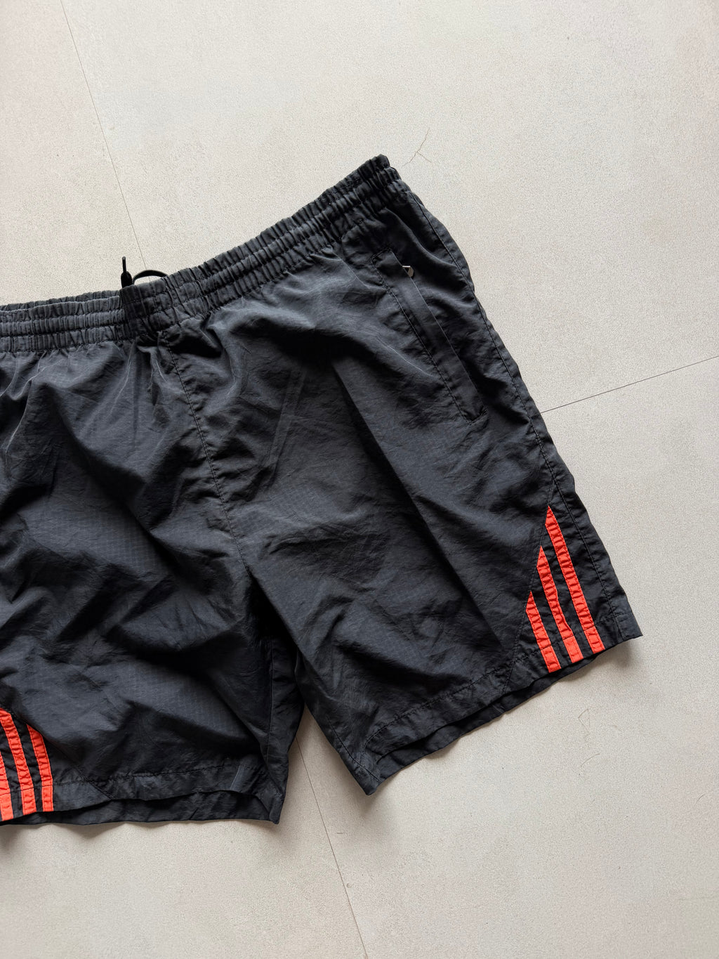 ADIDAS STRIPED SHORTS - L