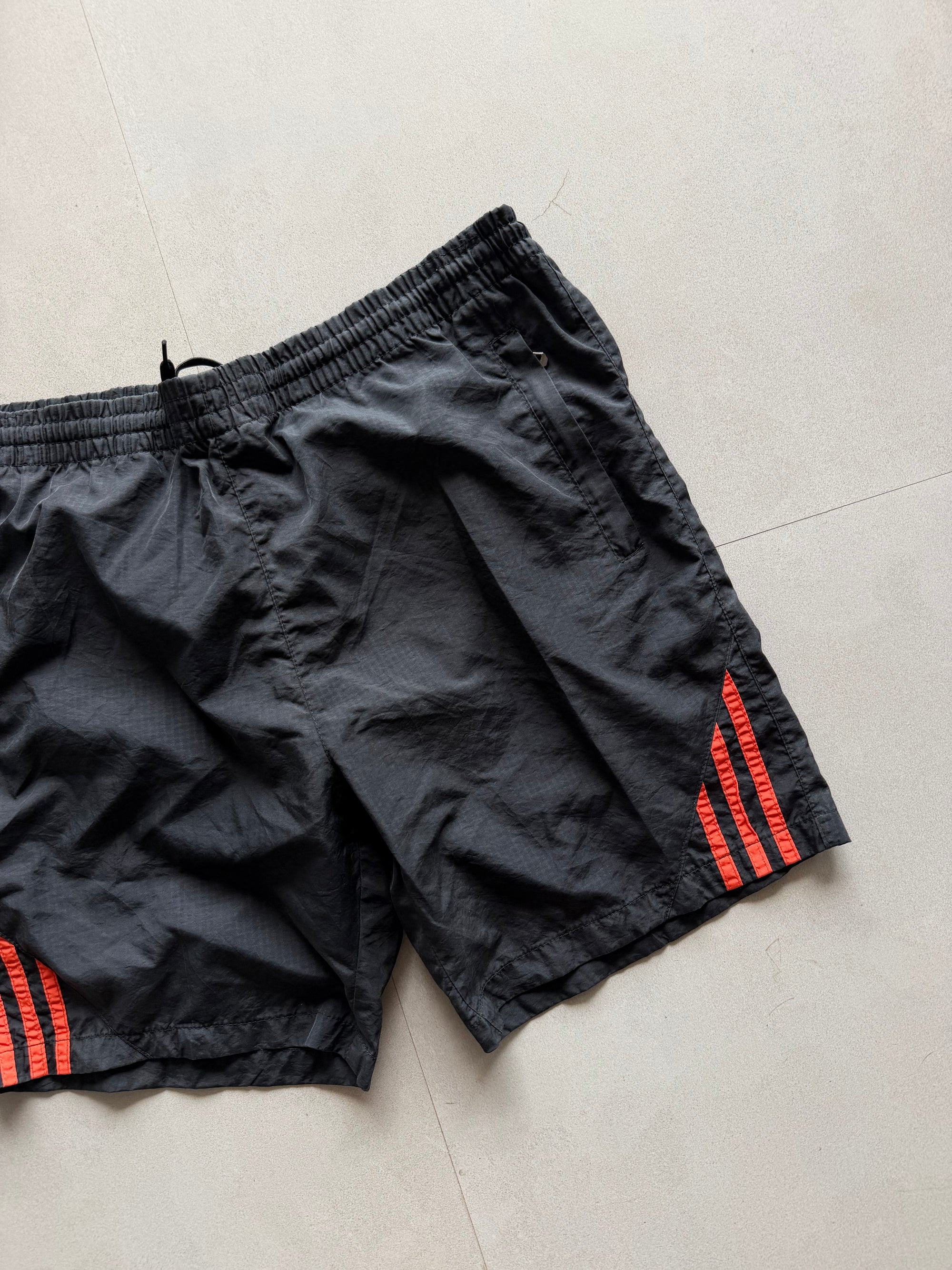 ADIDAS STRIPED SHORTS - L