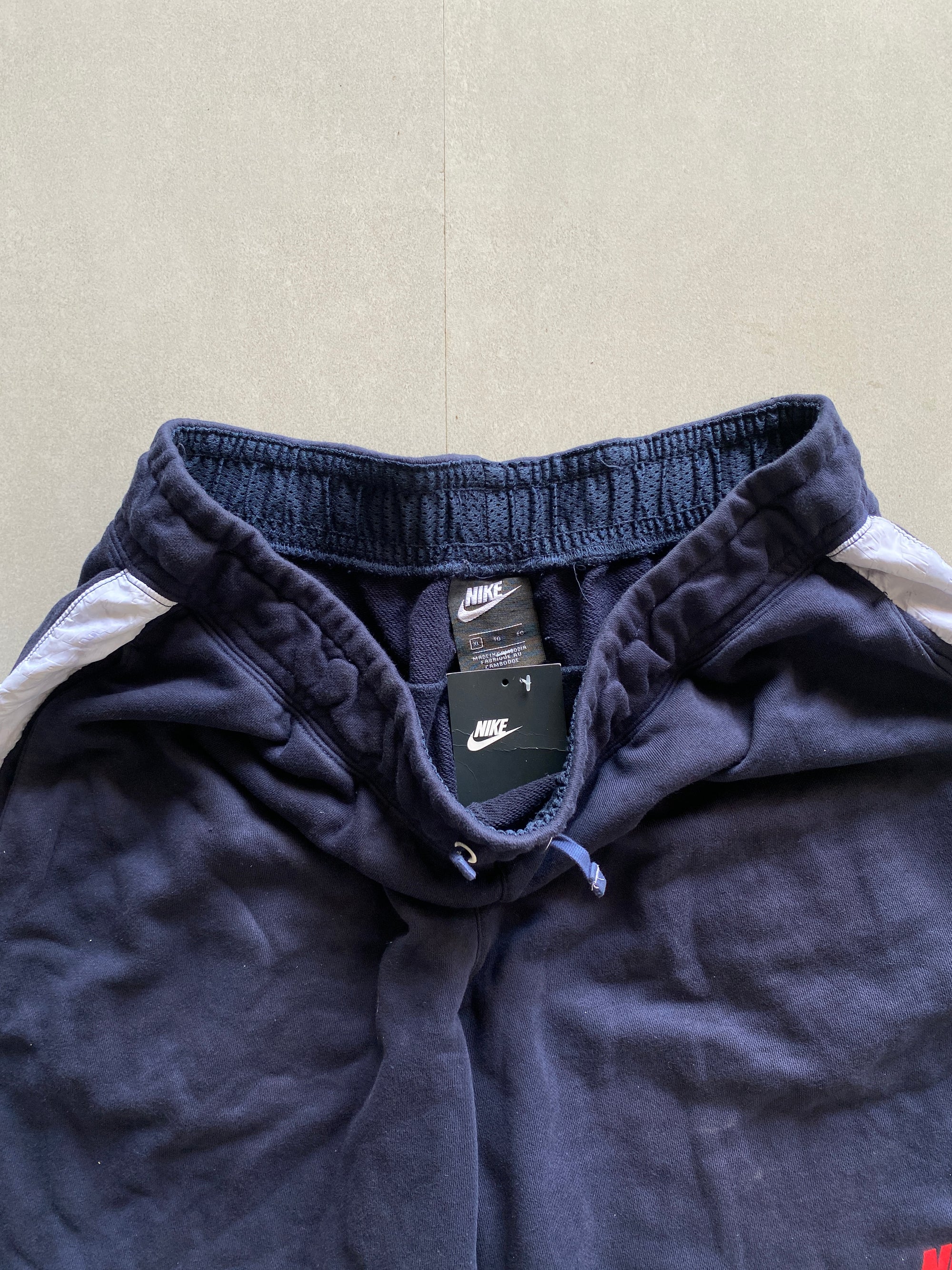 NIKE SWEAT SHORTS - M