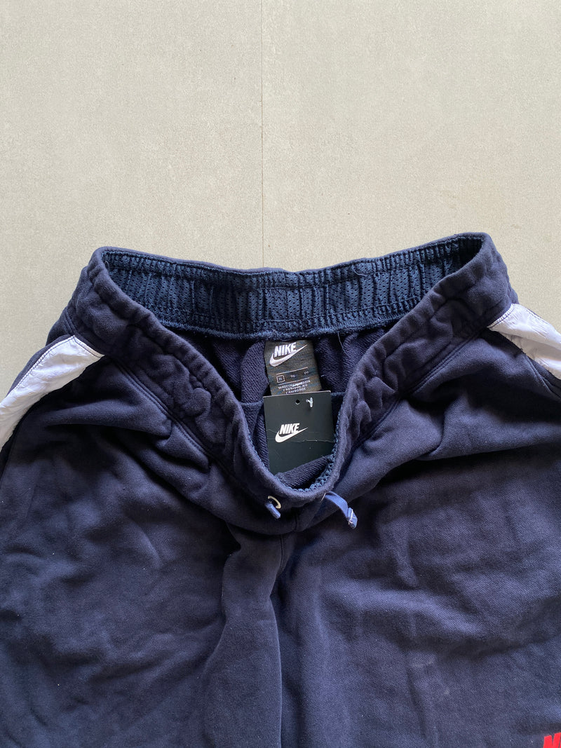 NIKE SWEAT SHORTS - M