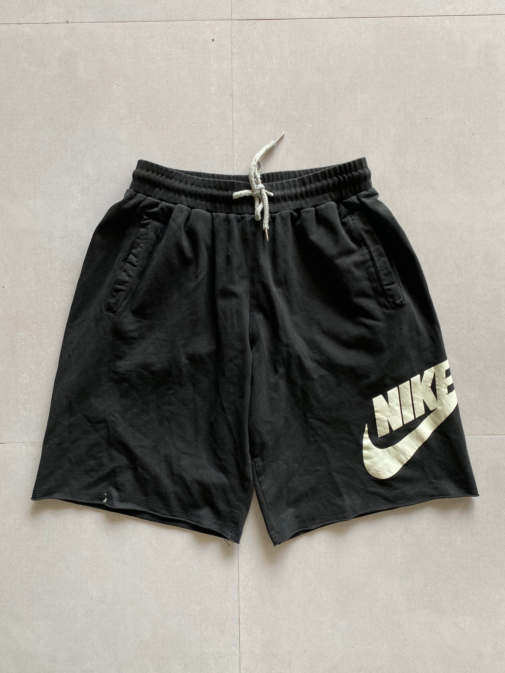 NIKE BIG LOGO SHORTS - S