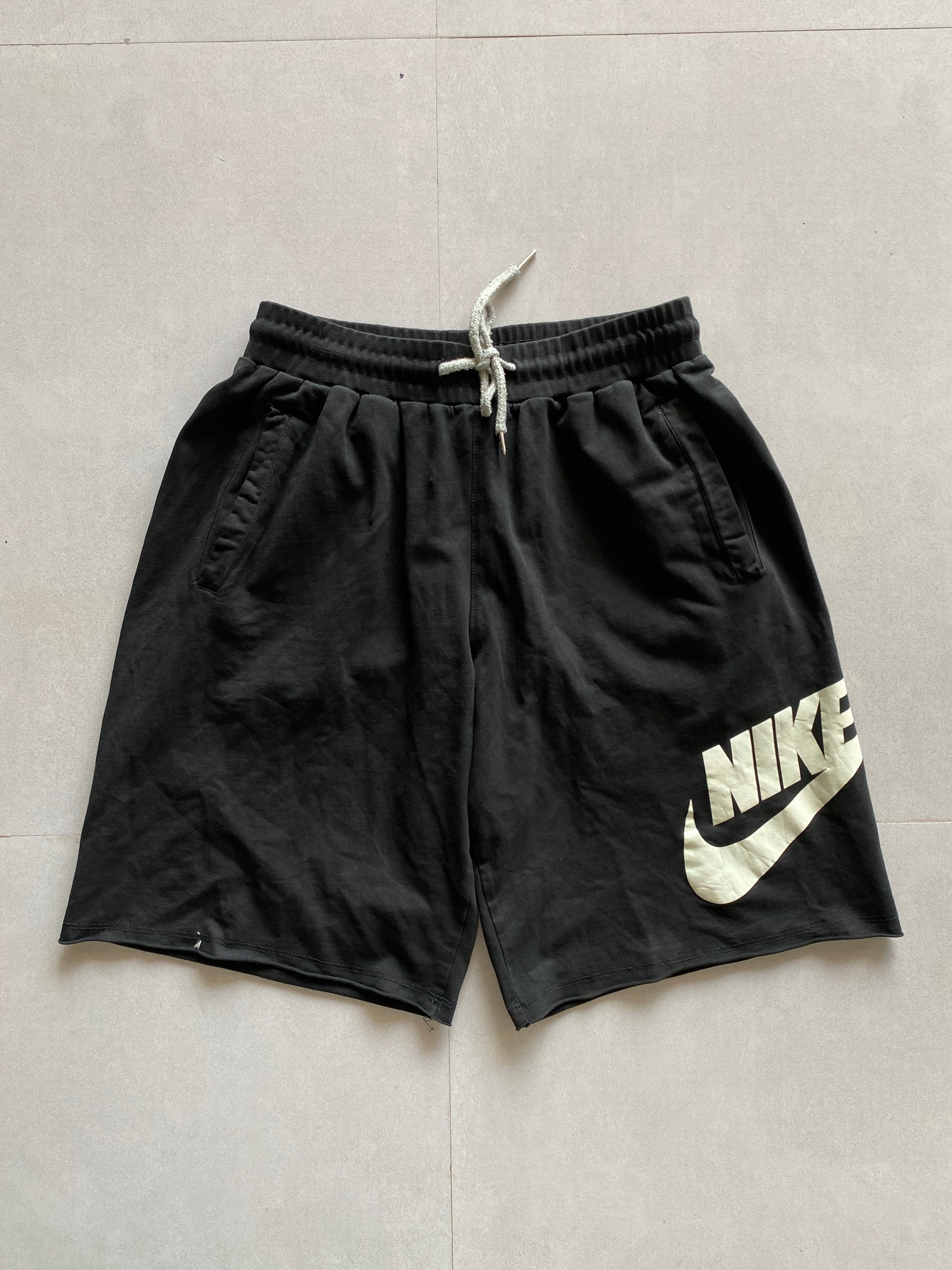 NIKE BIG LOGO SHORTS - S