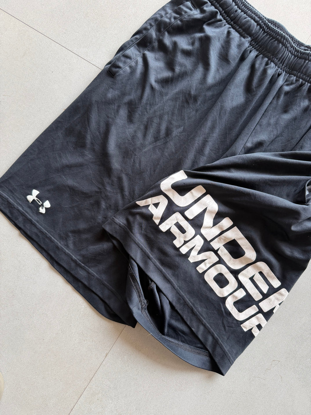 UNDER ARMOUR SHORTS - M