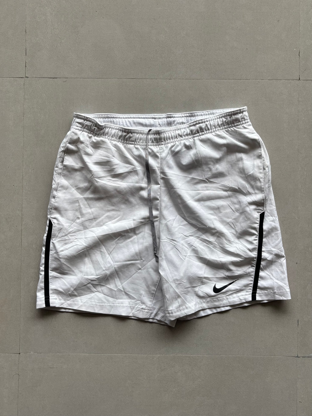 NIKE WHITE SHORTS - M