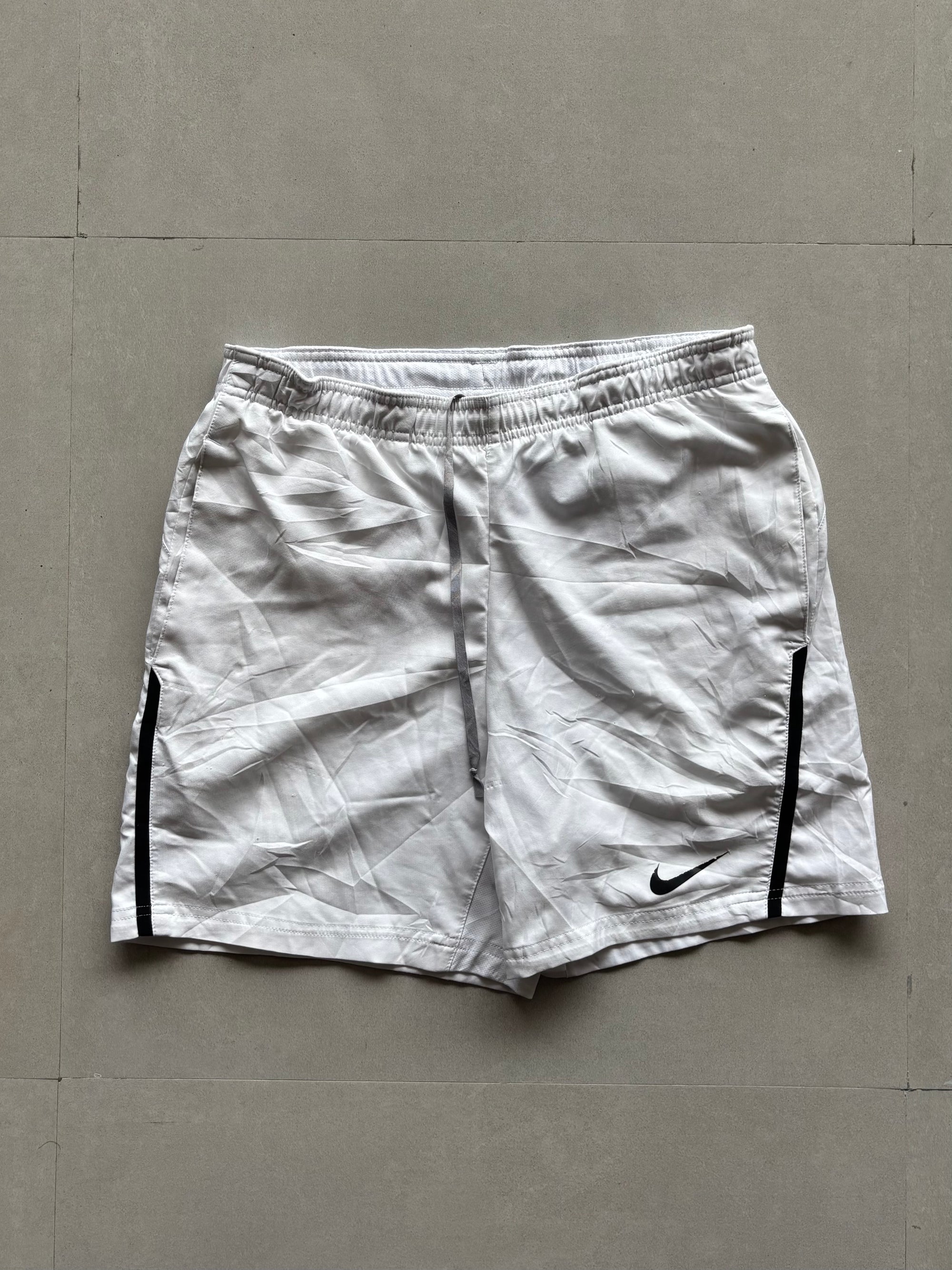 NIKE WHITE SHORTS - M