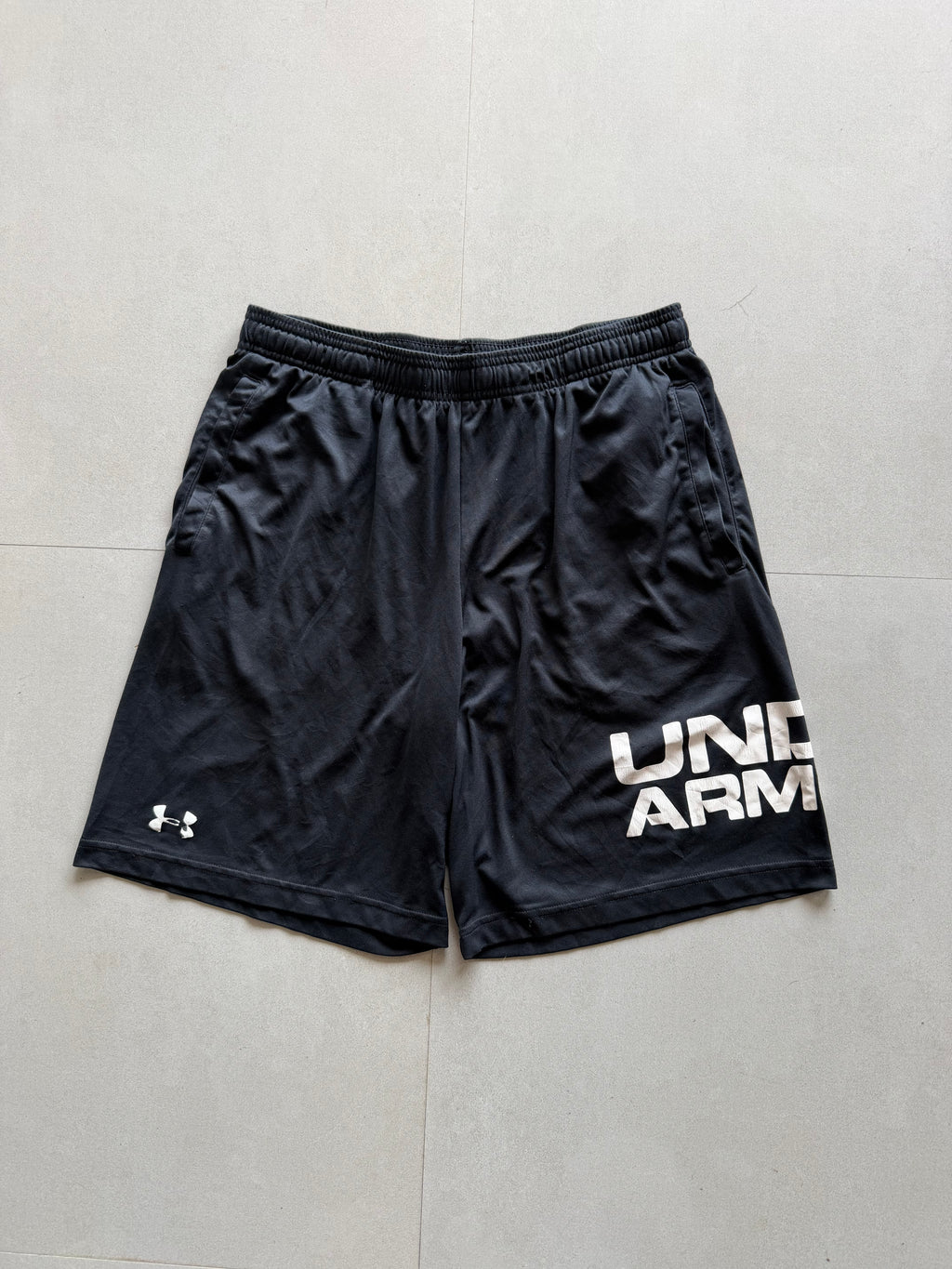UNDER ARMOUR SHORTS - M