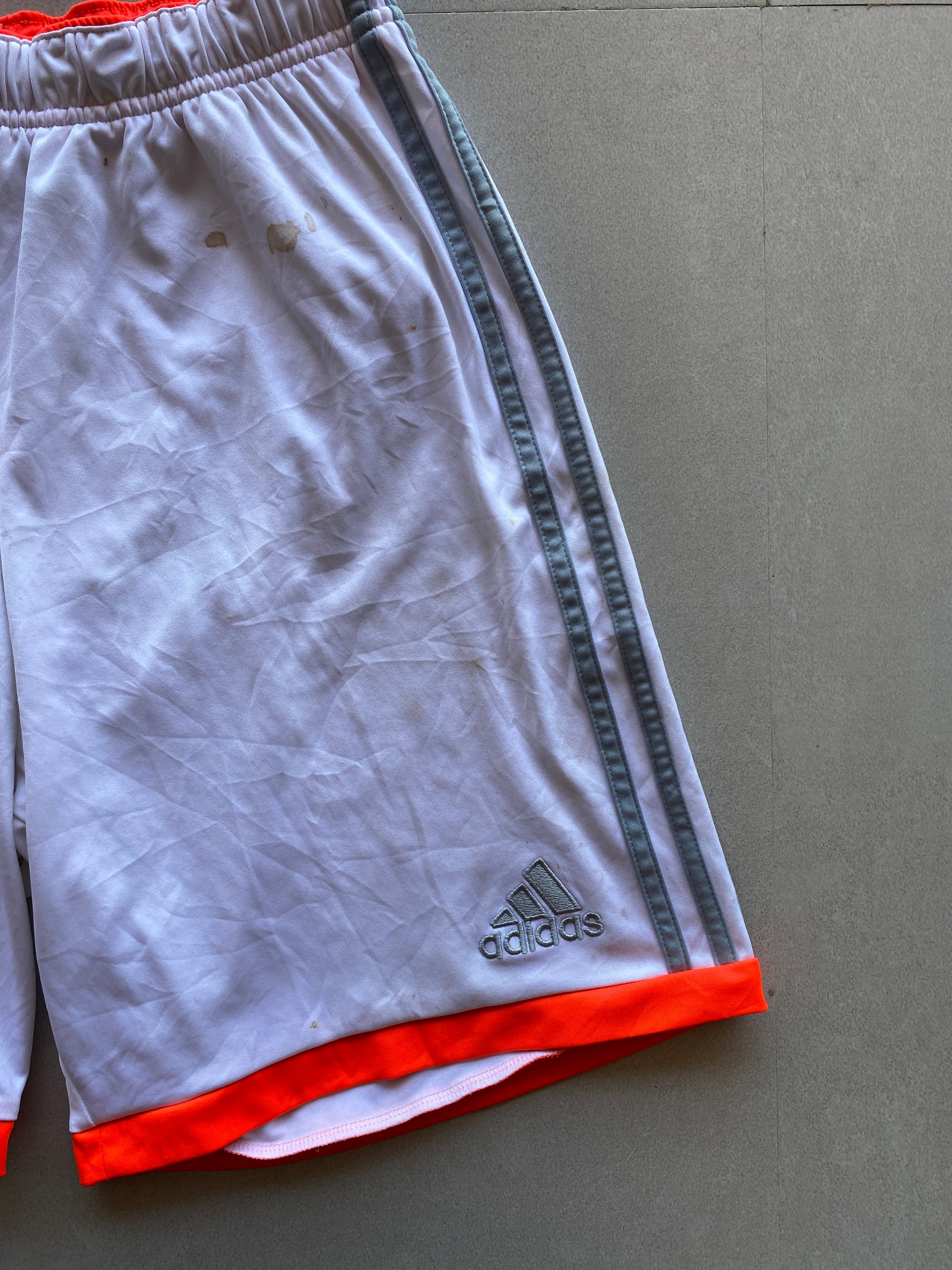 ADIDAS WHITE SHORTS - M