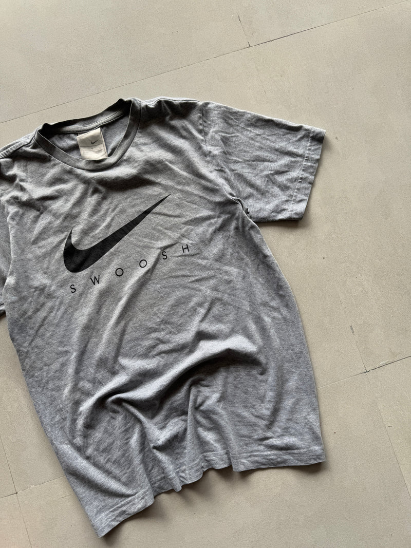 00s NIKE SWOOSH TEE - M