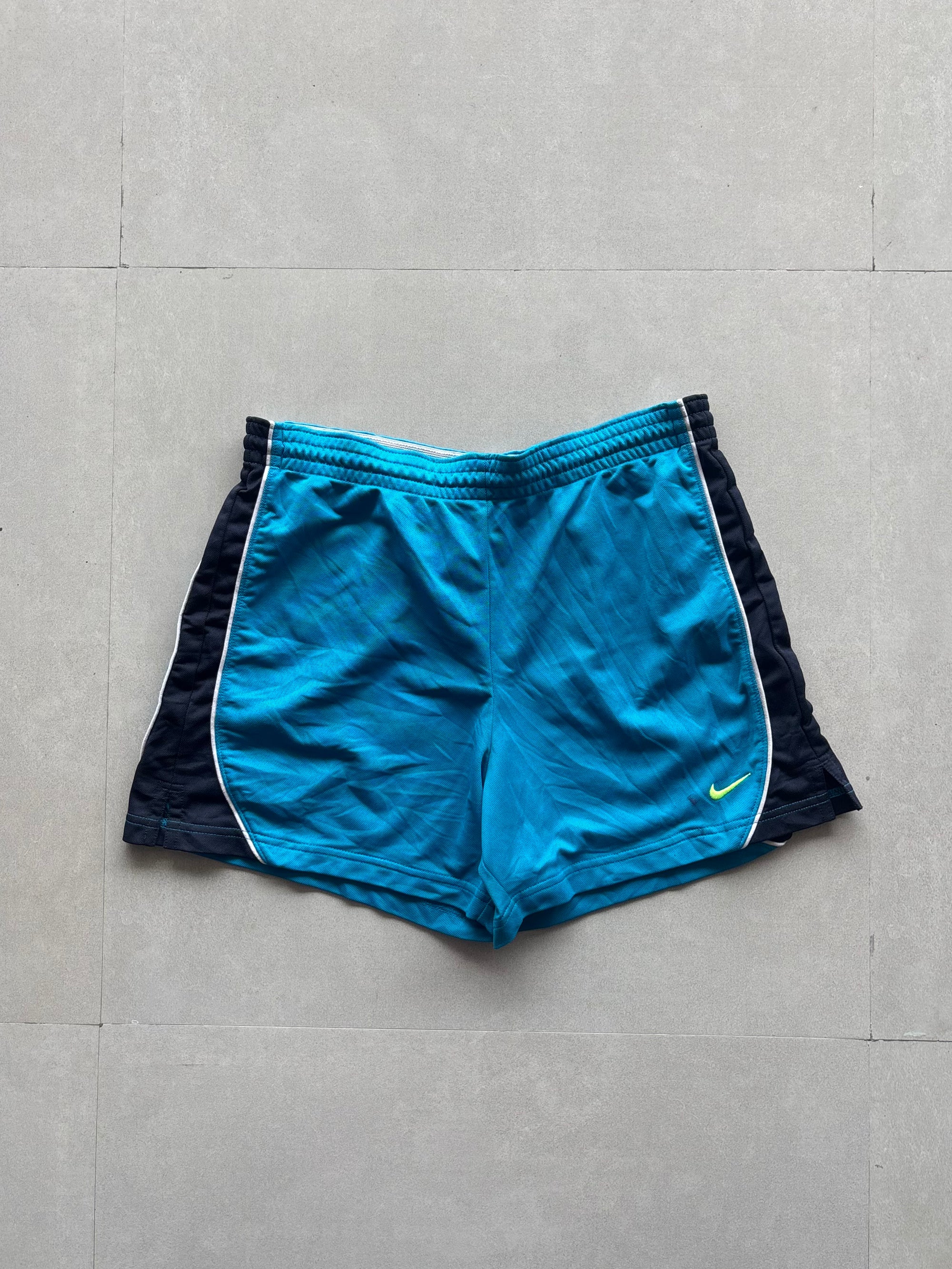 VINTAGE NIKE SHORTS - M