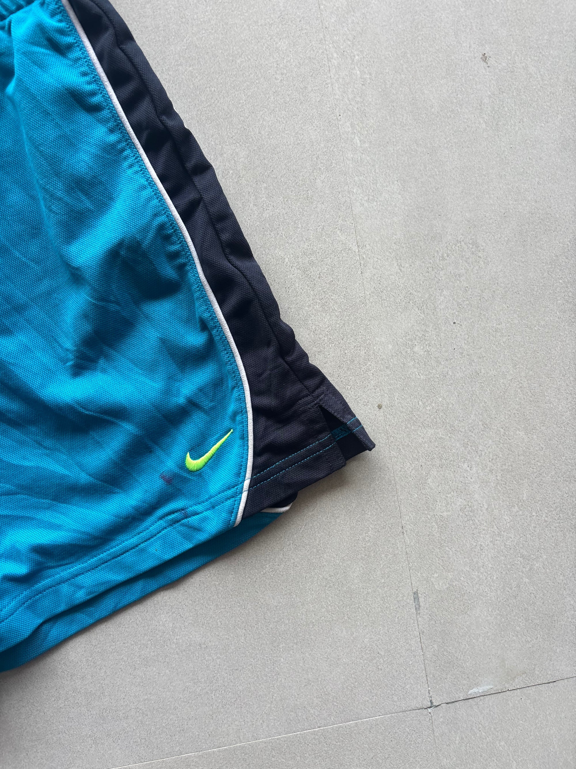 VINTAGE NIKE SHORTS - M
