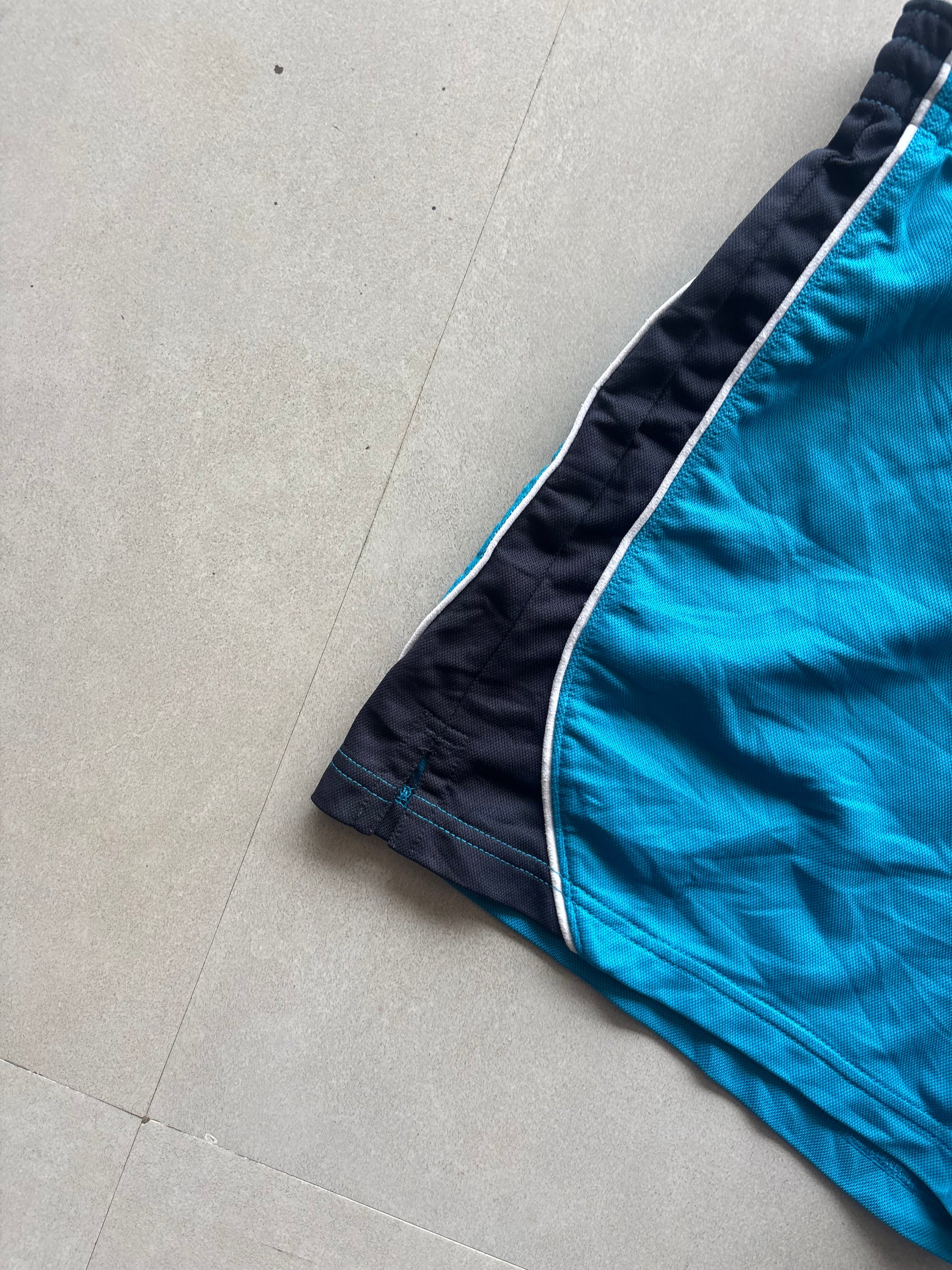 VINTAGE NIKE SHORTS - M