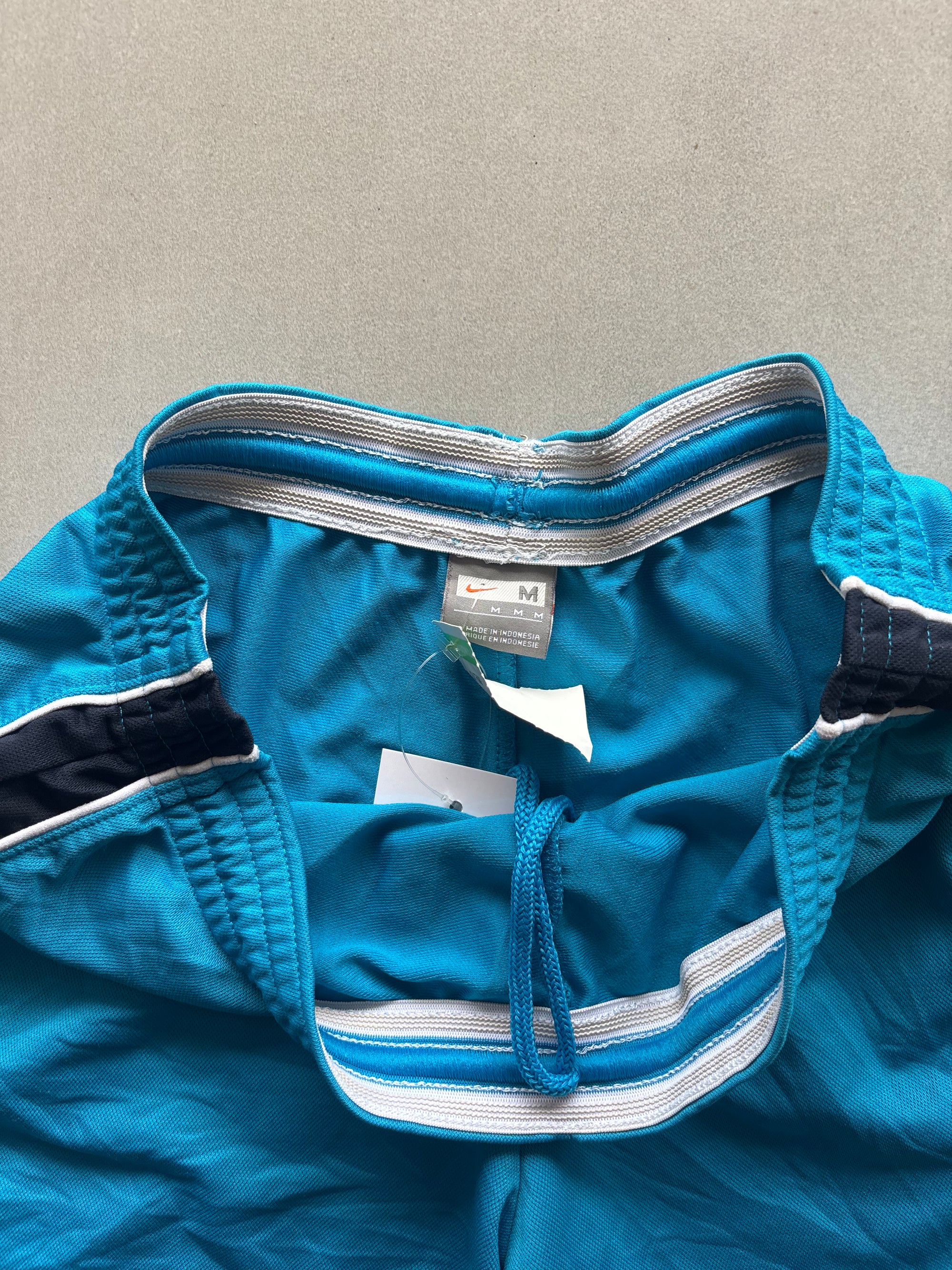 VINTAGE NIKE SHORTS - M