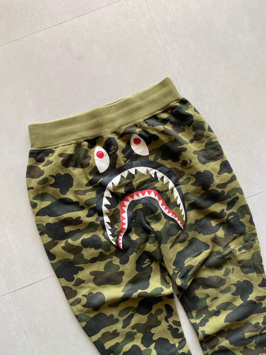 A BATHING APE SHARK SWEAT PANT - M - Aged Arc
