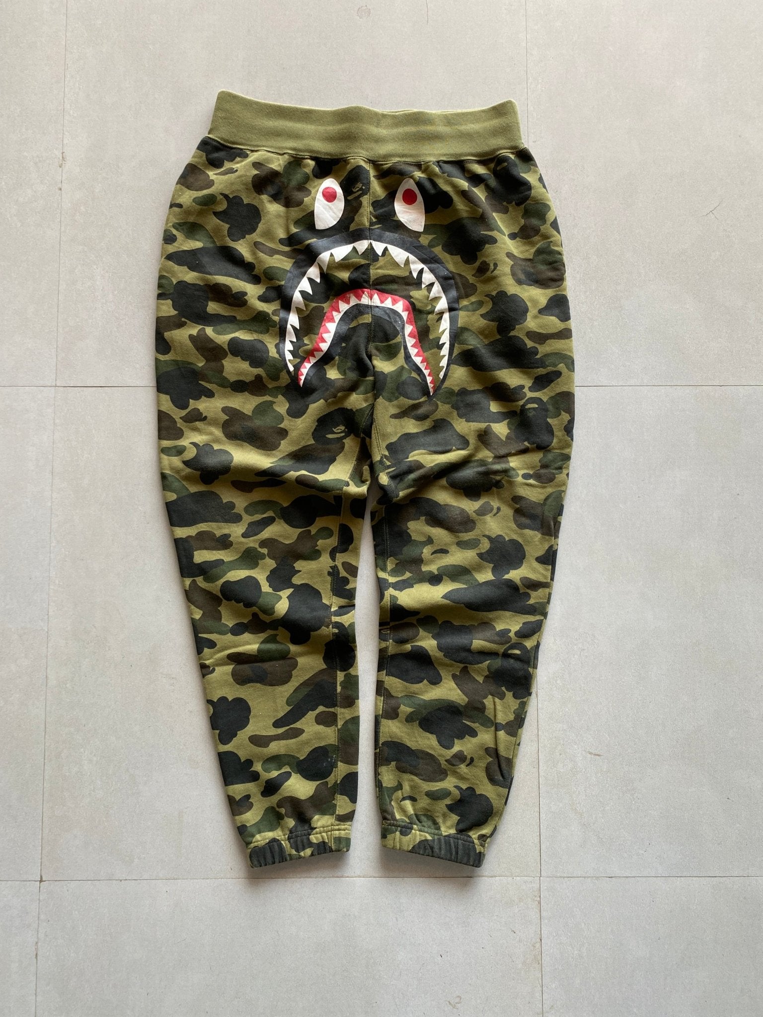 A BATHING APE SHARK SWEAT PANT - M - Aged Arc