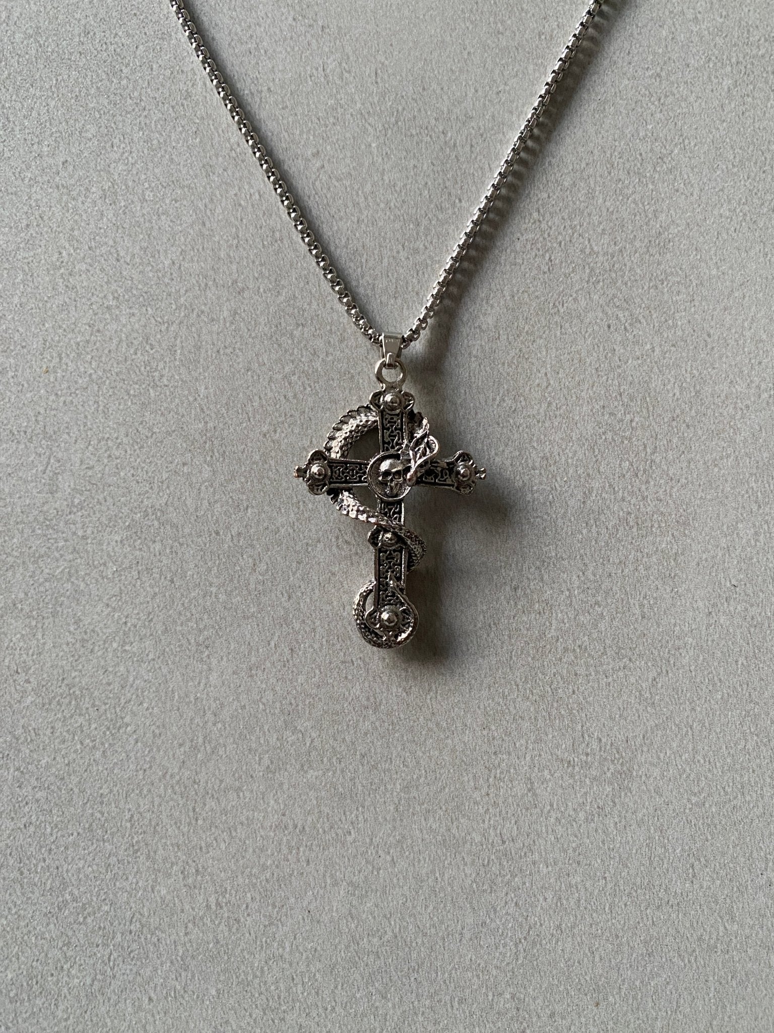 COBRA CROSS PENDANT CHAIN - Aged Arc