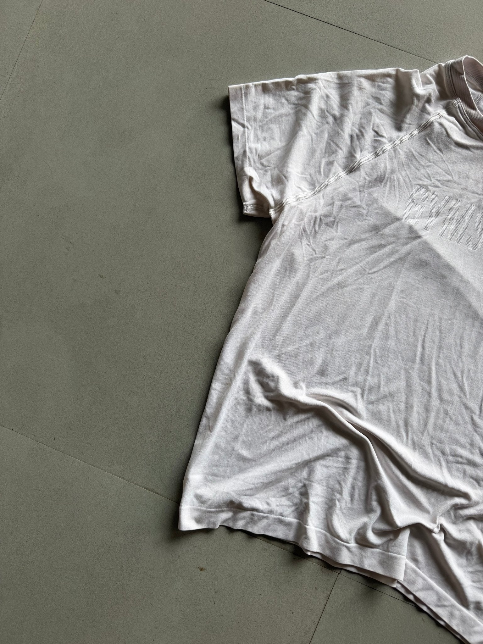 GYM SHARK SPELL OUT TEE - M - Aged Arc