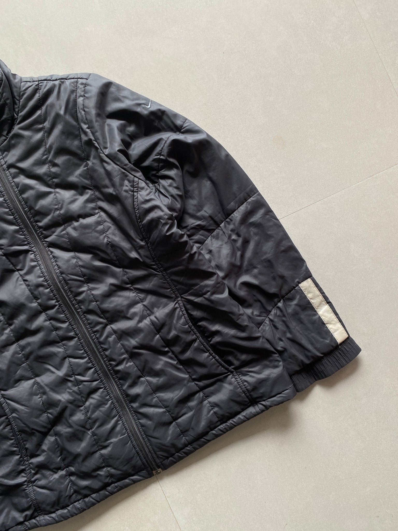 NIKE WOMENS LIGHT WEIGHT PUFFER JACKET - S - Aged Arc