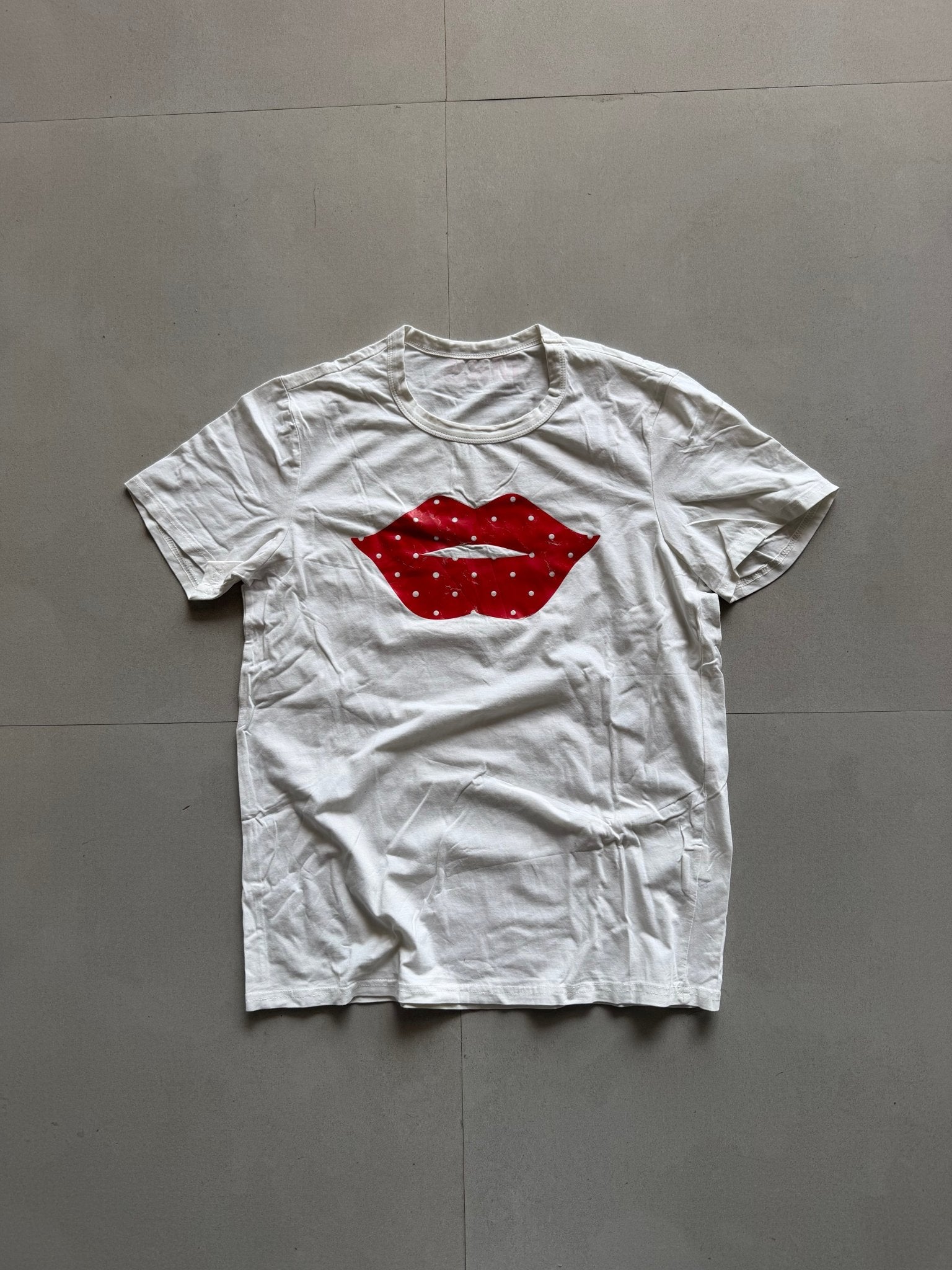 RED LIPS GRAPHIC TEE - XS - Aged Arc