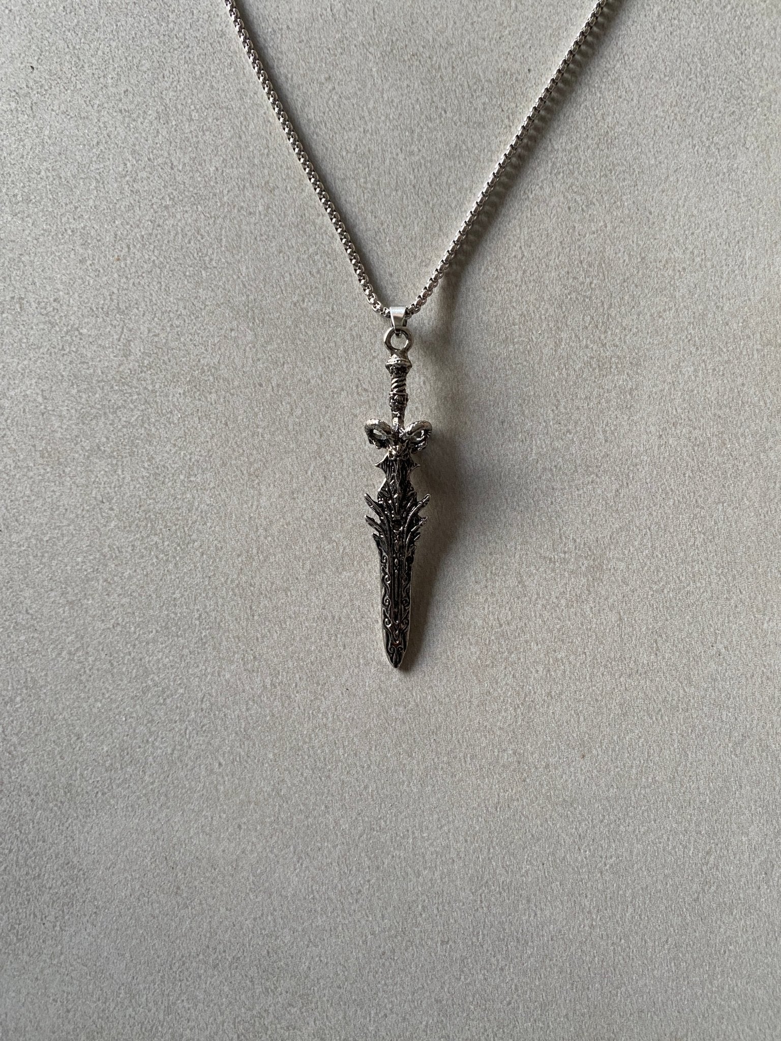 SKULL SWORD PENDANT CHAIN - Aged Arc
