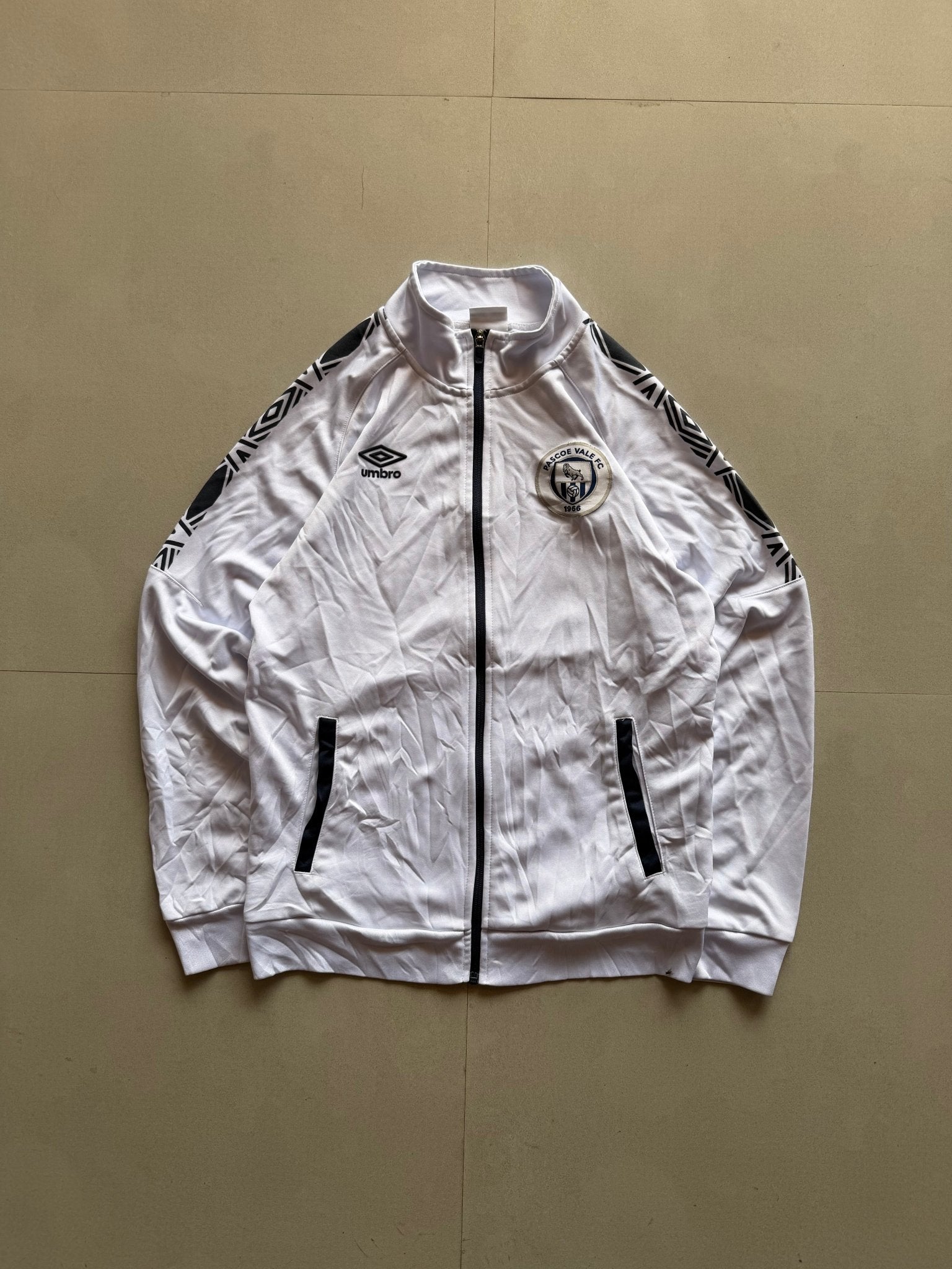 UMBRO PASCOE VALE FC JACKET - M - Aged Arc